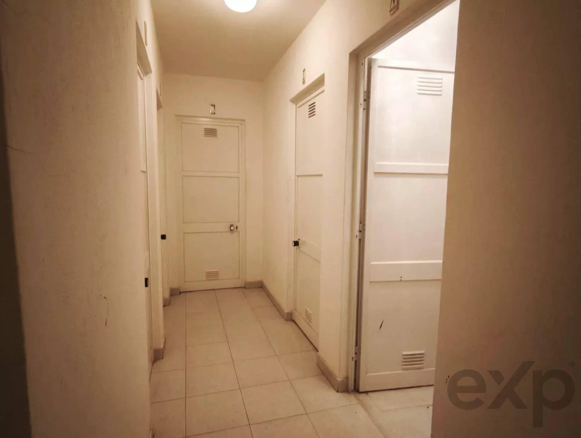 Converted T2 last floor apartment – Alvor, Portimão 8500-451 image 29