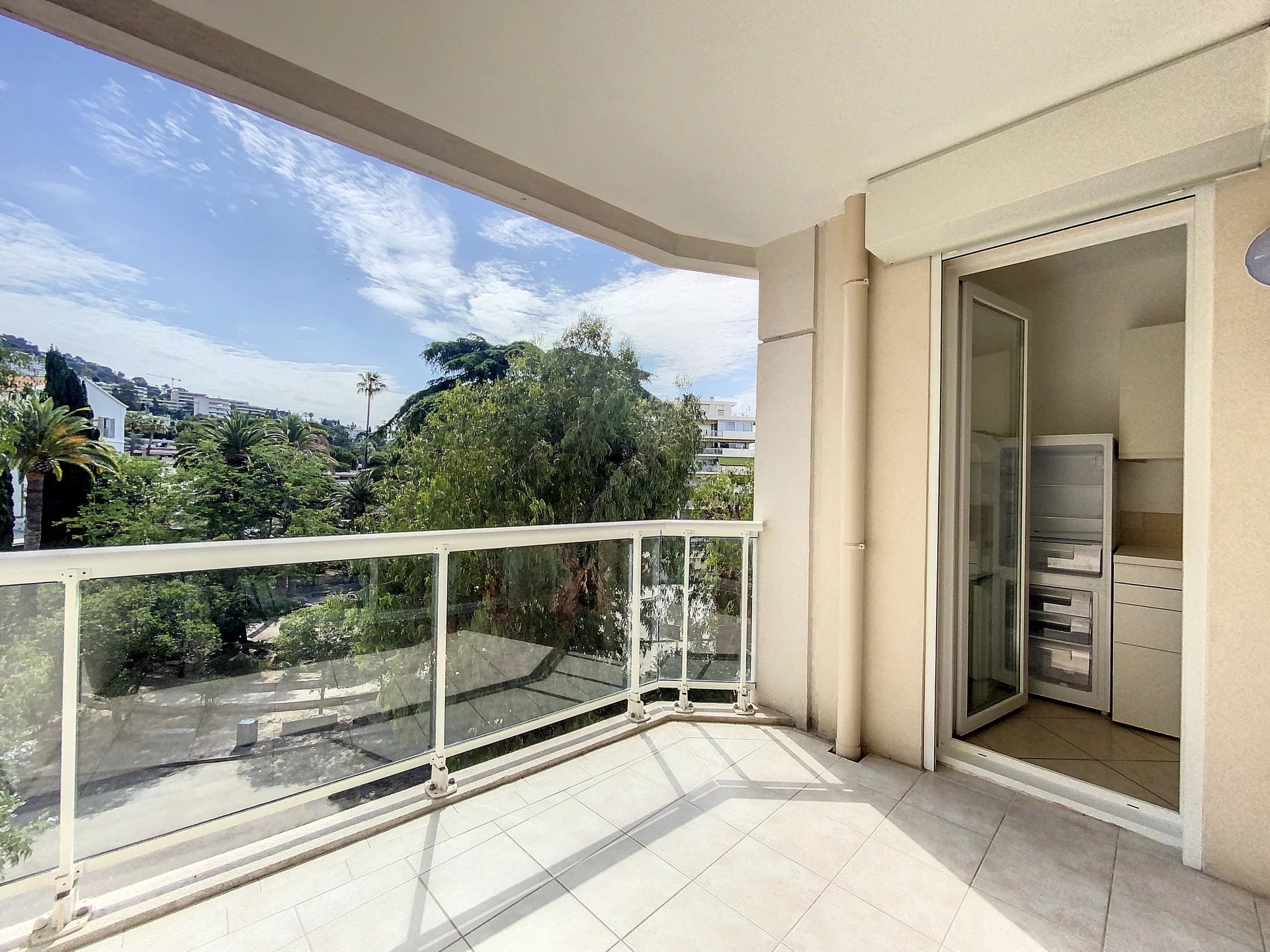 CANNES CENTER YEARLY RENTAL 1-BEDROOM 45SQM WITH TERRACE AND GARAGE