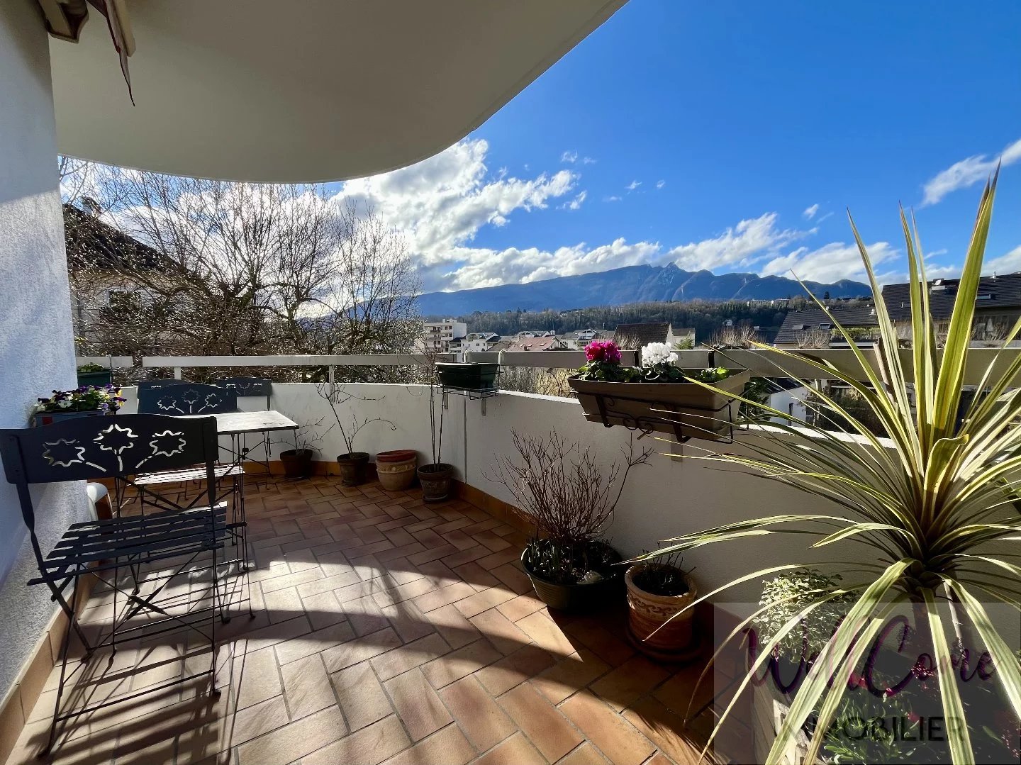 Aix proche centre appartement T3 vues dégagées + parking collectif et cave / possibilité de garage en sus