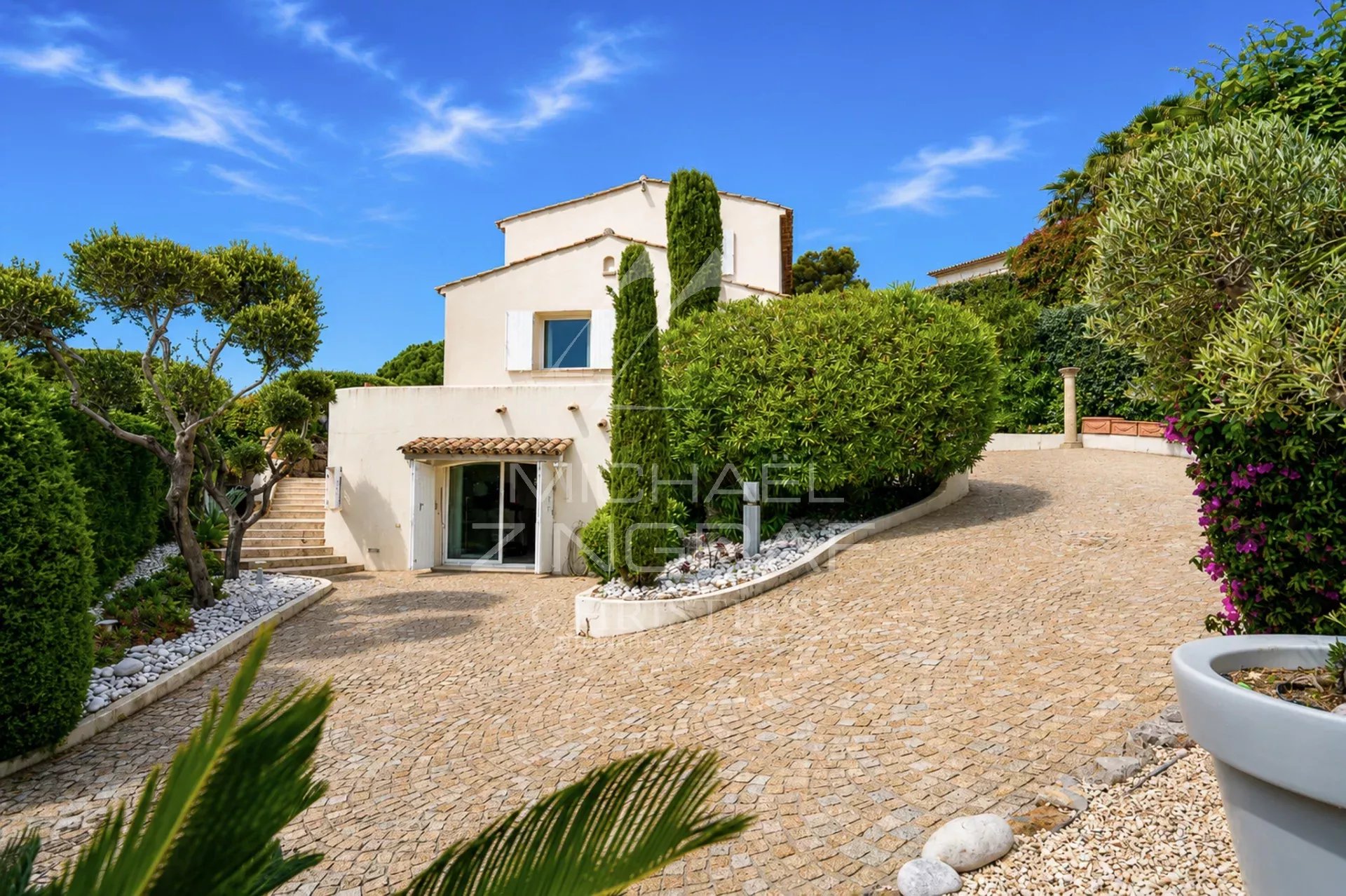 4 Bedroom Villa/Townhouse's Image 8