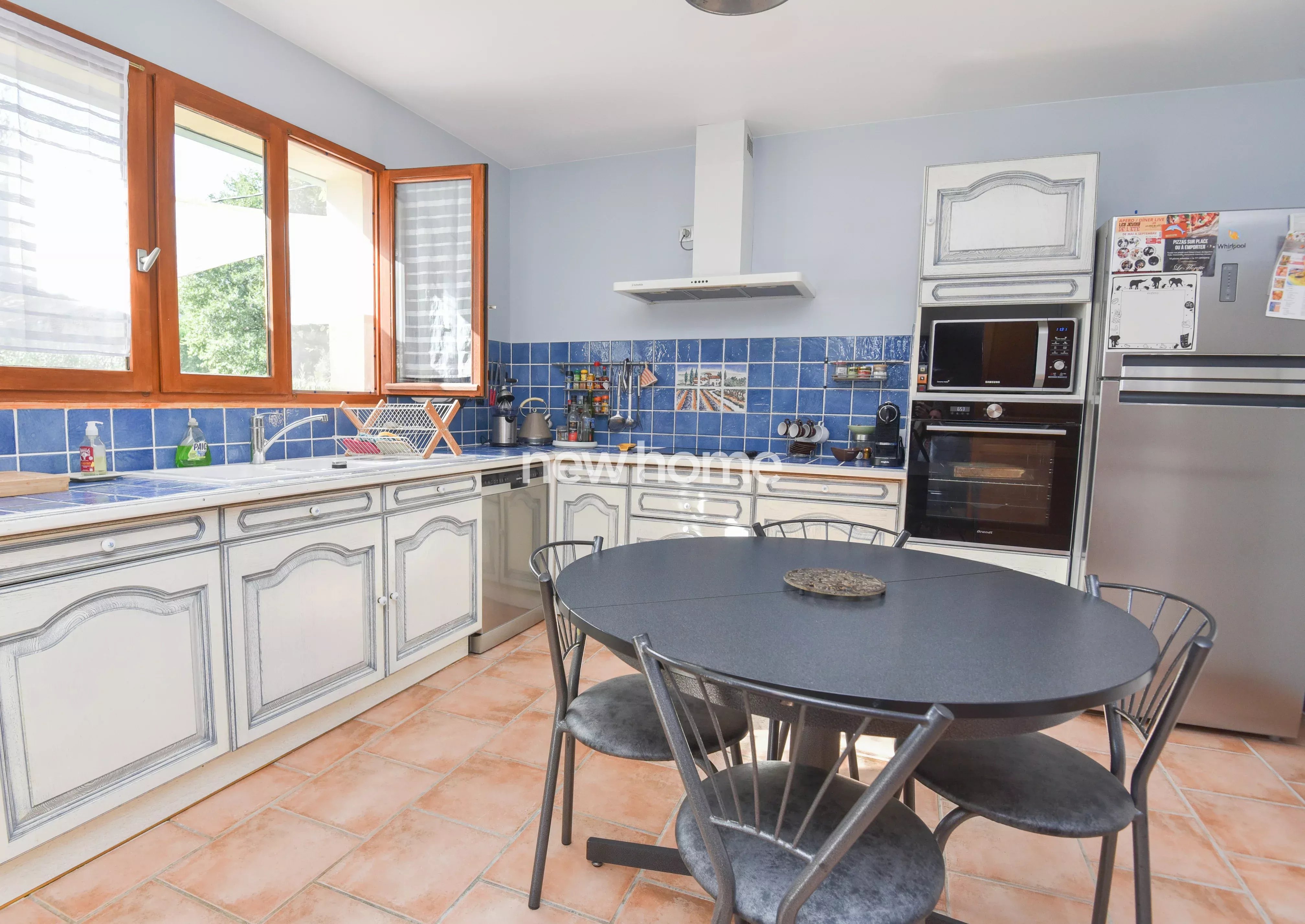 Maison tout confort avec grand jardin, garage, piscine et proximité du village