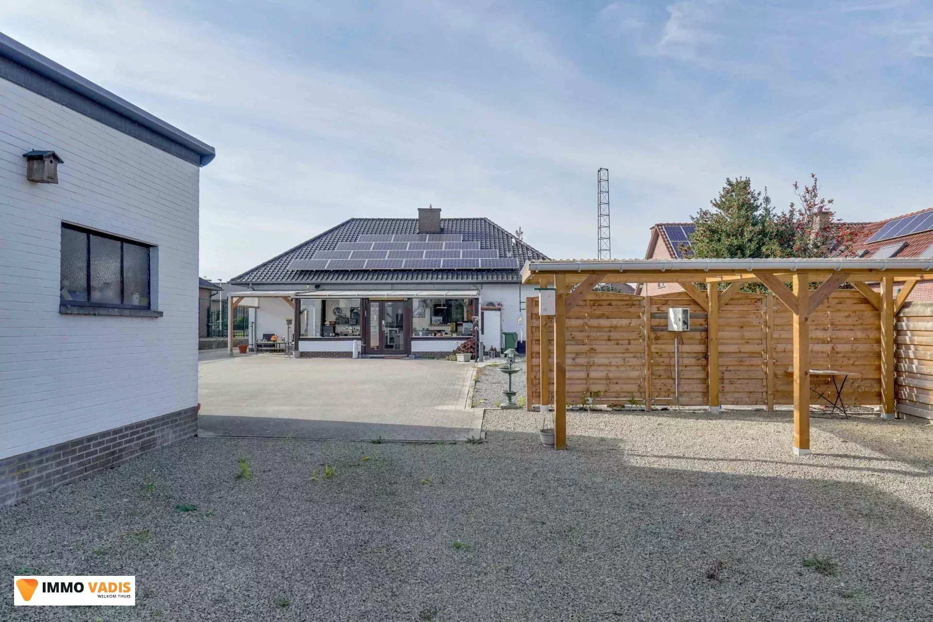 Te koop op lijfrente - Comfortabele villa met drie slaapkamers, twee garages en een magazijn.