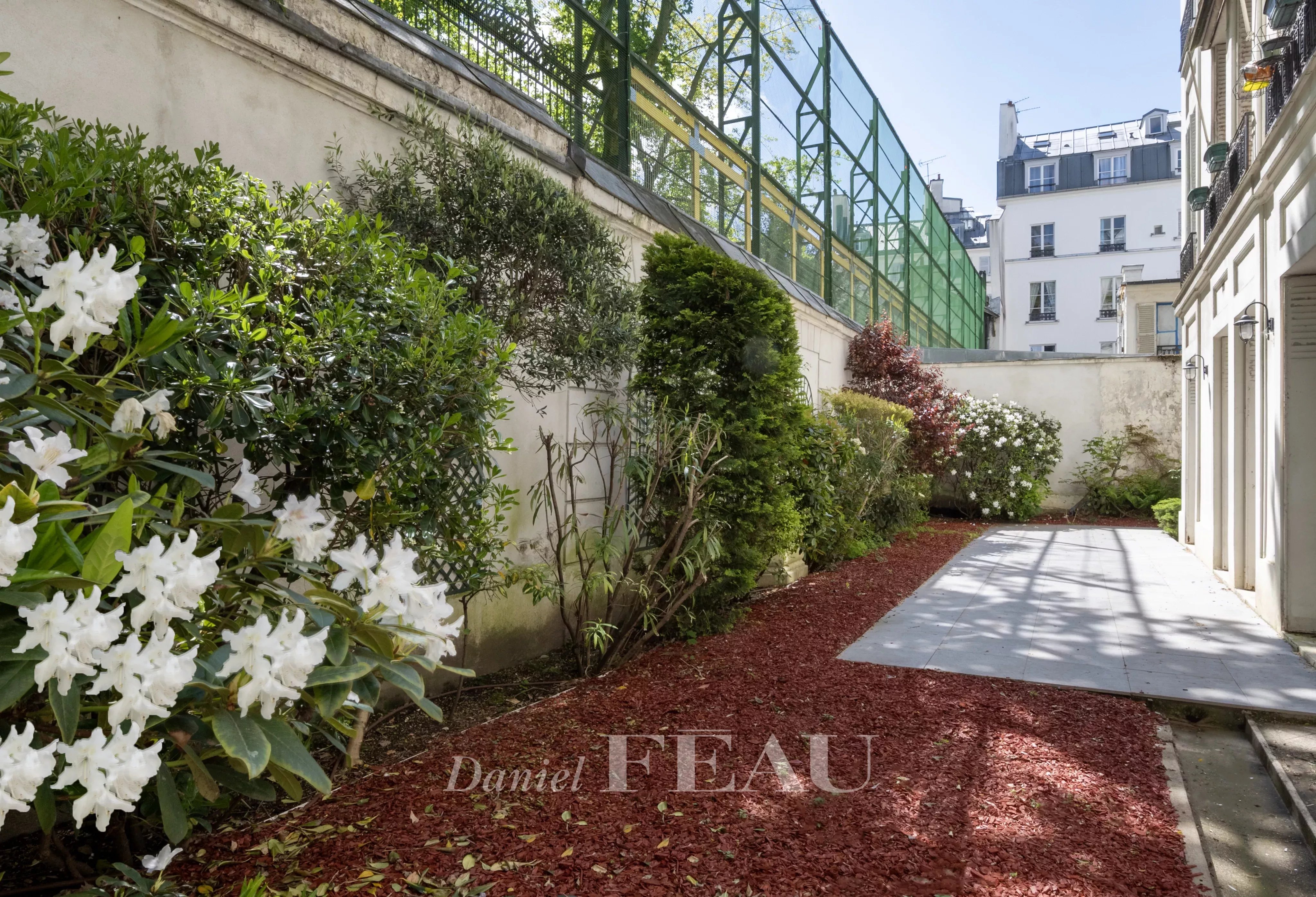 JARDIN 125 M² ACCES CHAMBRES ET SEJOUR