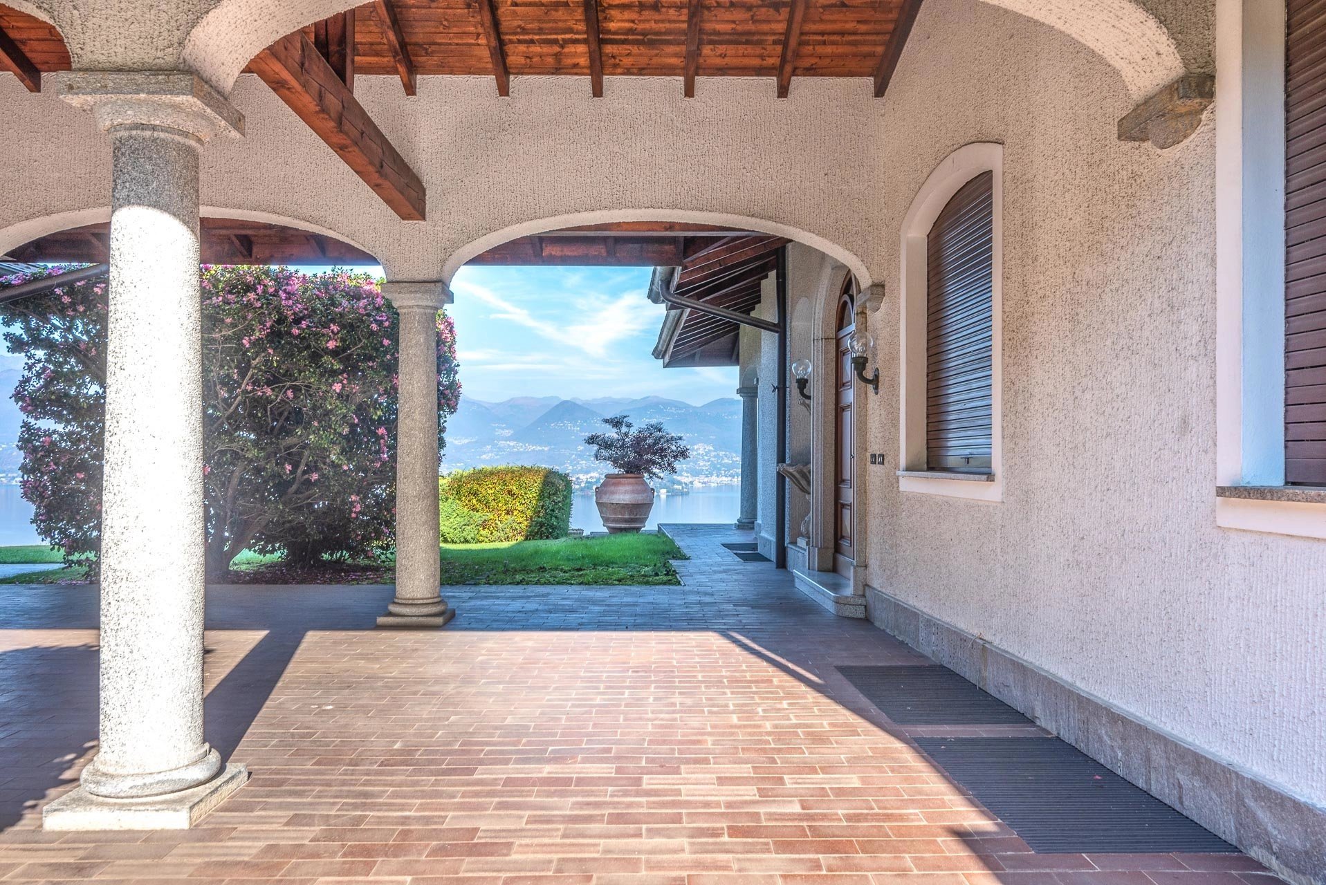 In Stresa Villa zu verkaufen mit zwei Wohnungen mit Panoramablick auf den Lago Maggiore