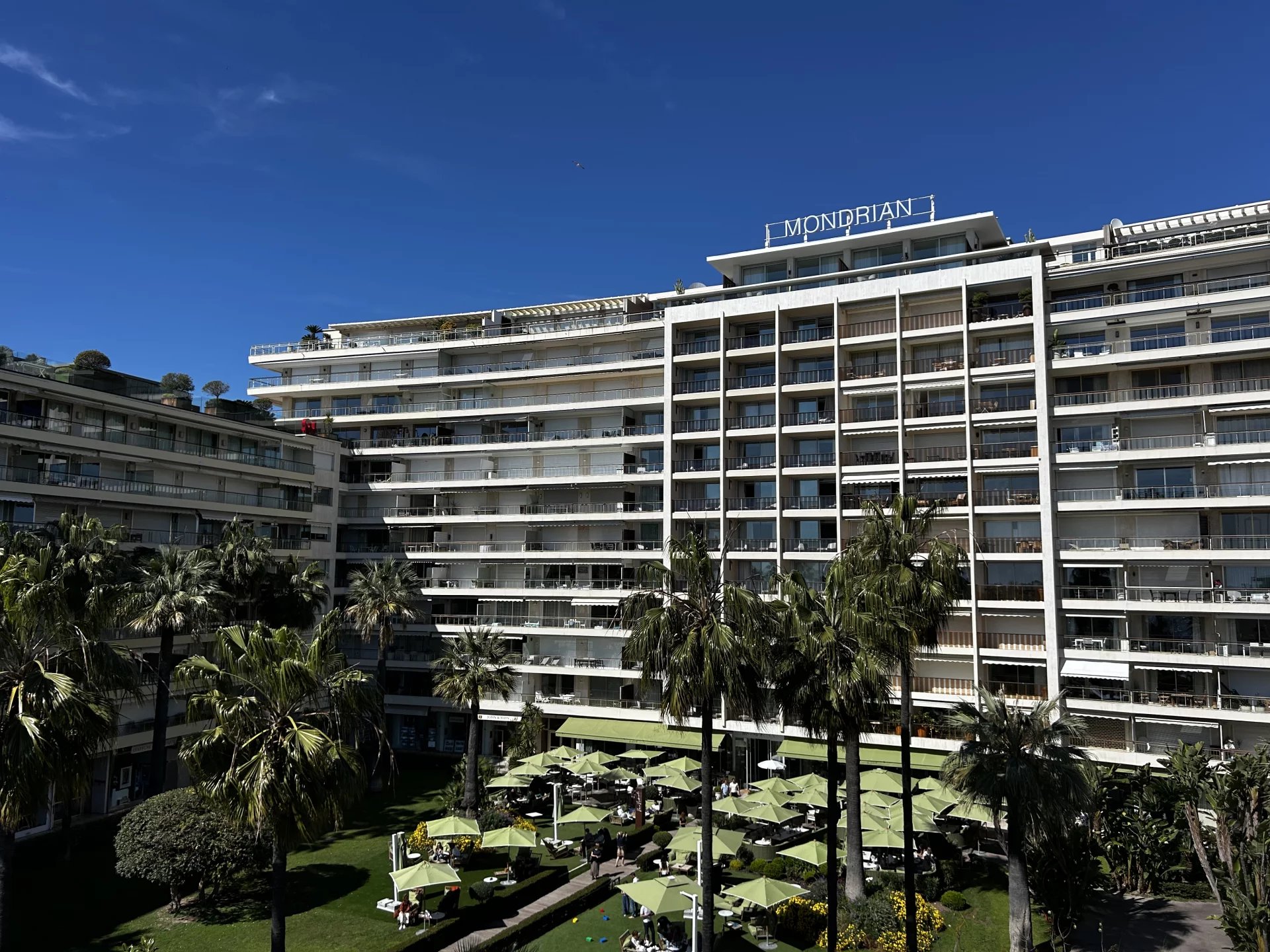 CANNES CROISETTE – GRAND HÔTEL – 3 PIÈCES D’EXCEPTION AVEC VUE MER