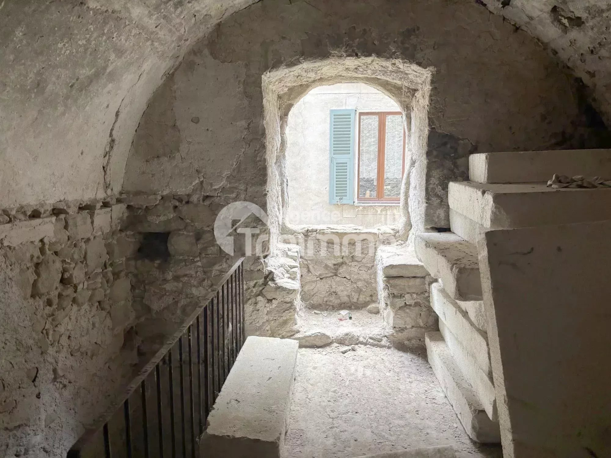 Vente Contes CAVE 110 M²