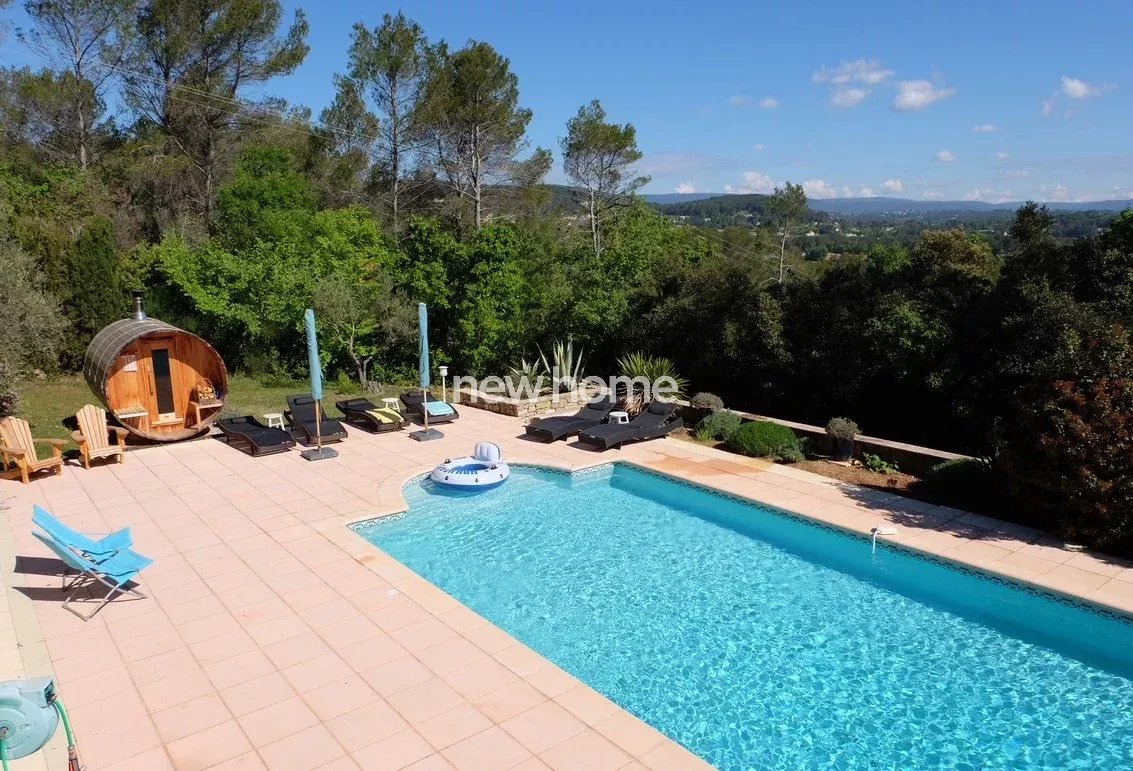 Villa avec piscine et une belle vue