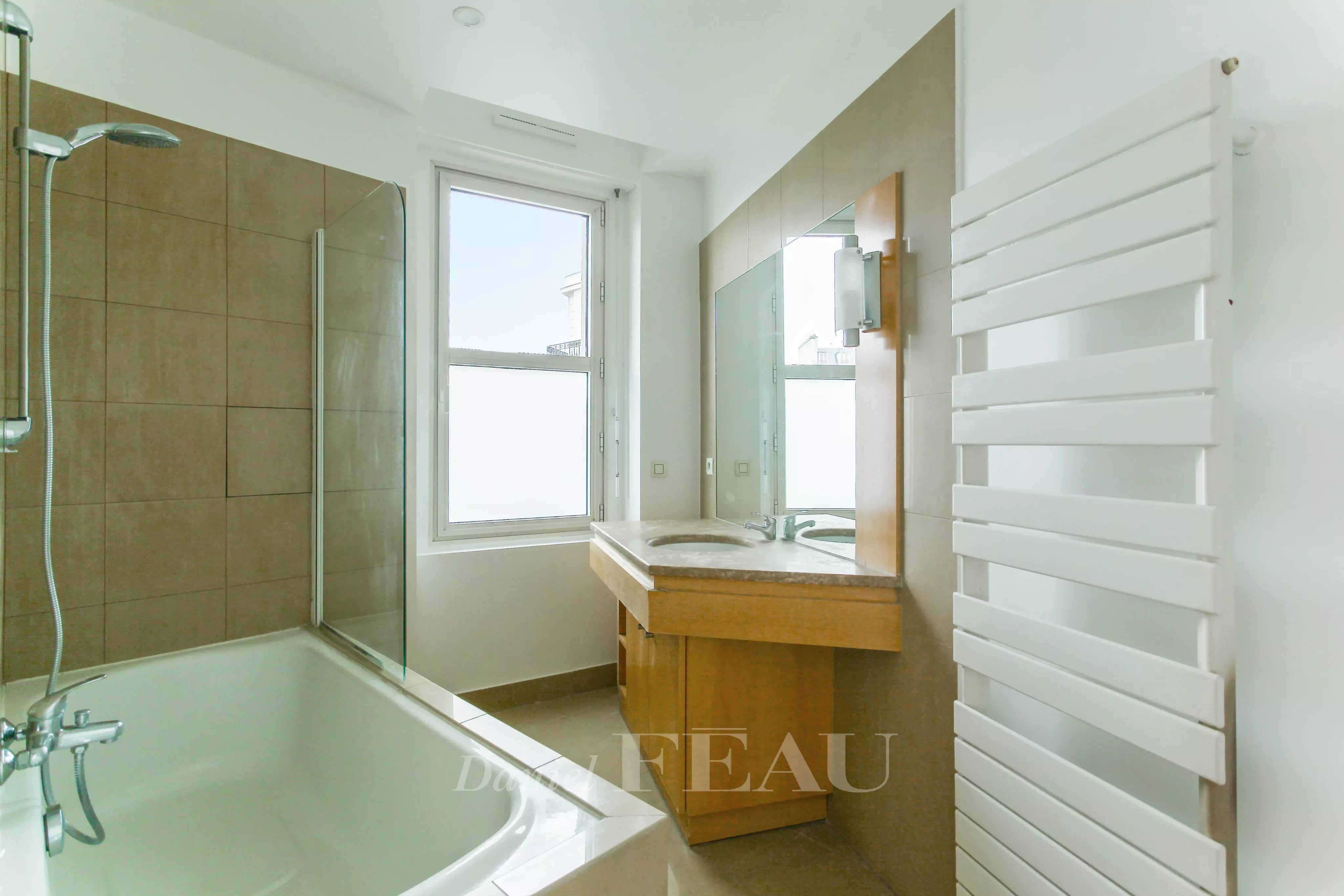 Sale Apartment Paris 8th