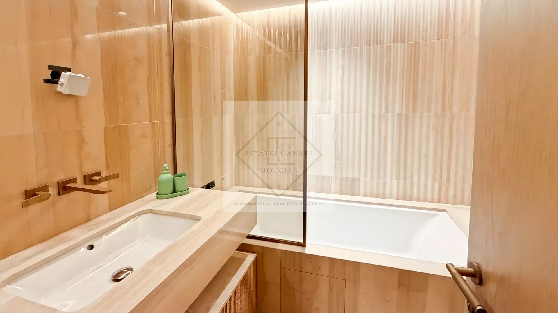 Cannes – Croisette : Appartement d’exception dans résidence historique avec vue mer panoramique — photo 43