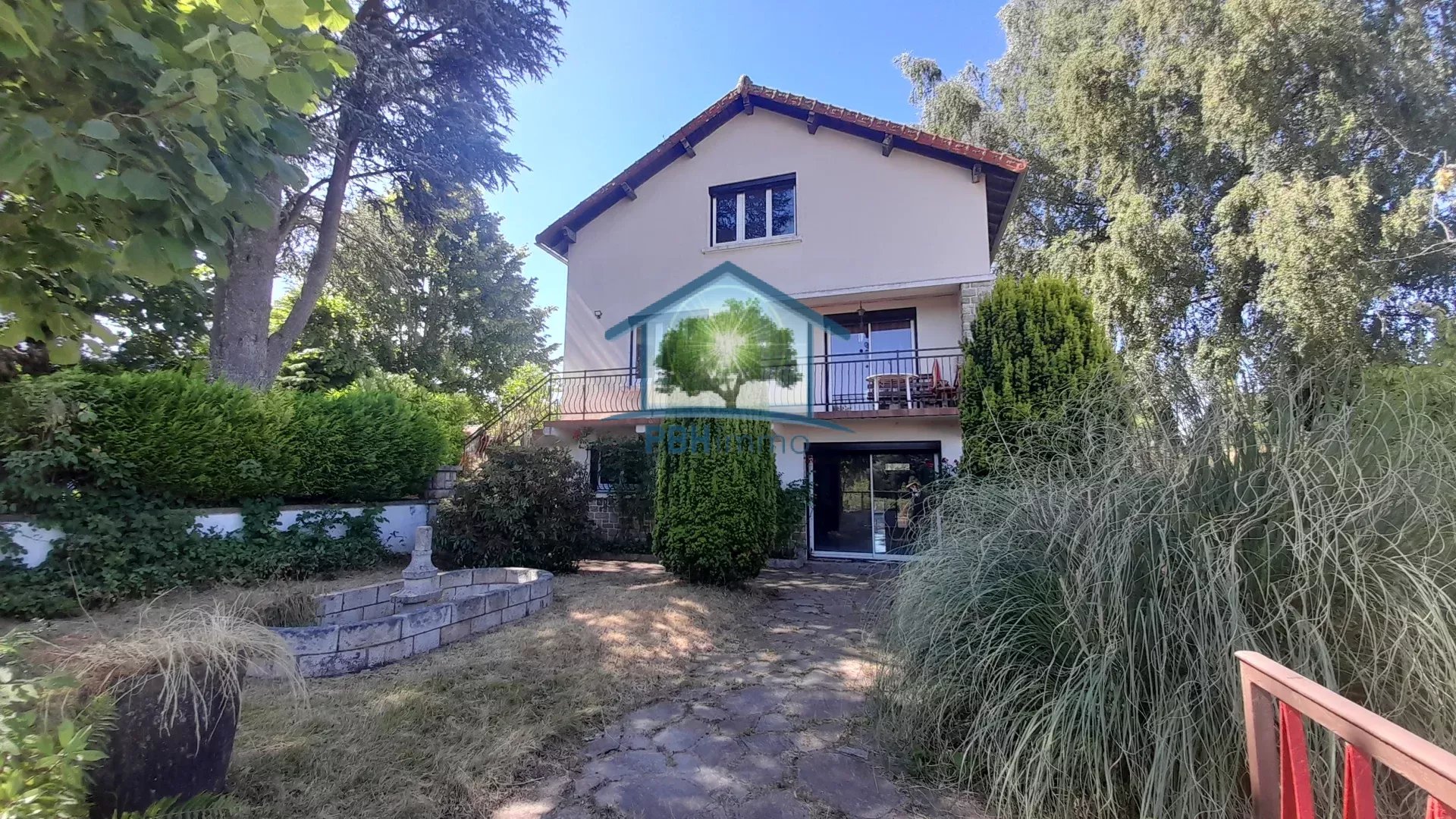 Maison familiale avec potentiel professionnel au cœur de Bourg-Lastic