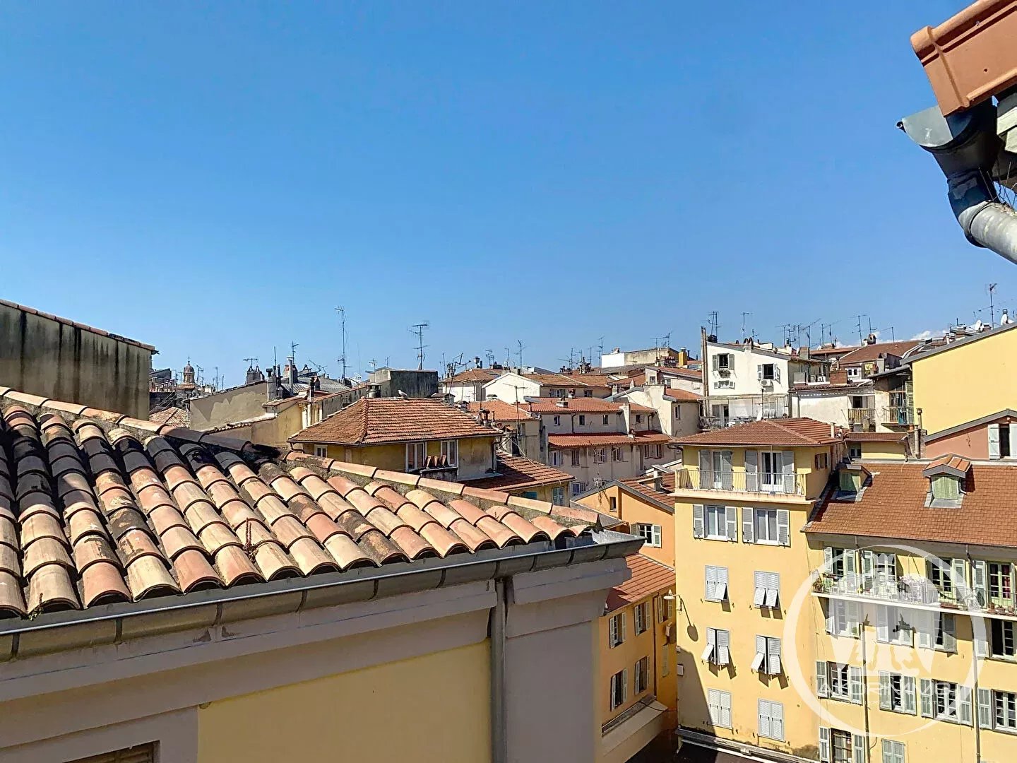 Vieux-Nice. Studio au dernier étage avec vue exceptionne