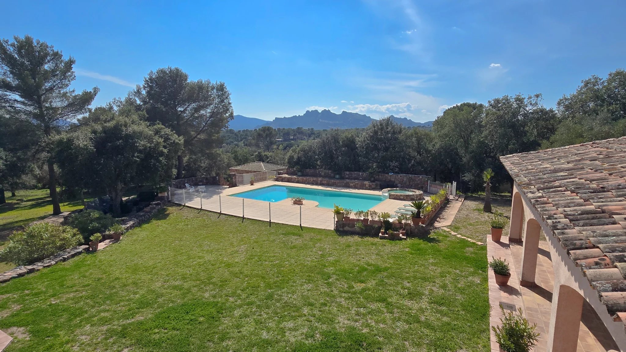 VILLA DE PLAIN PIED AVEC PISCINE SUR TERRAIN DE 10.000 M² A ROQUEBRUNE SUR ARGENS
