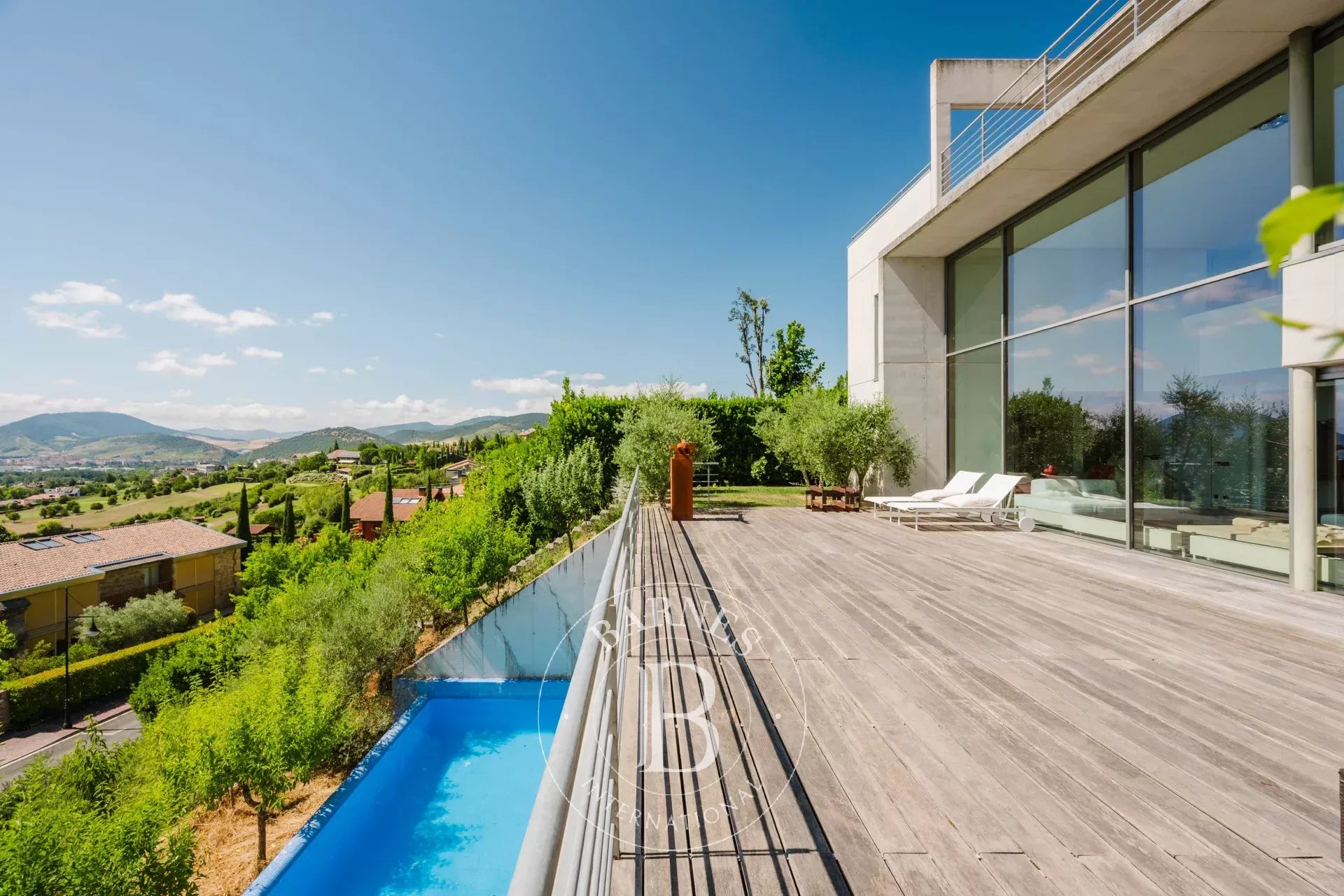 PAMPLONA - VILLA DE ARQUITECTURA BRUTALISTA EN GORRAIZ