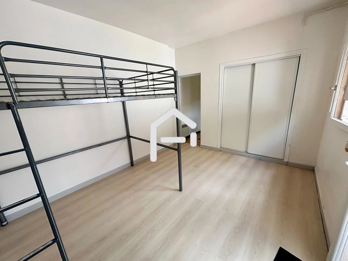 A louer : Studio de 21.78m² 525€ CC avec une terrasse semi-privative