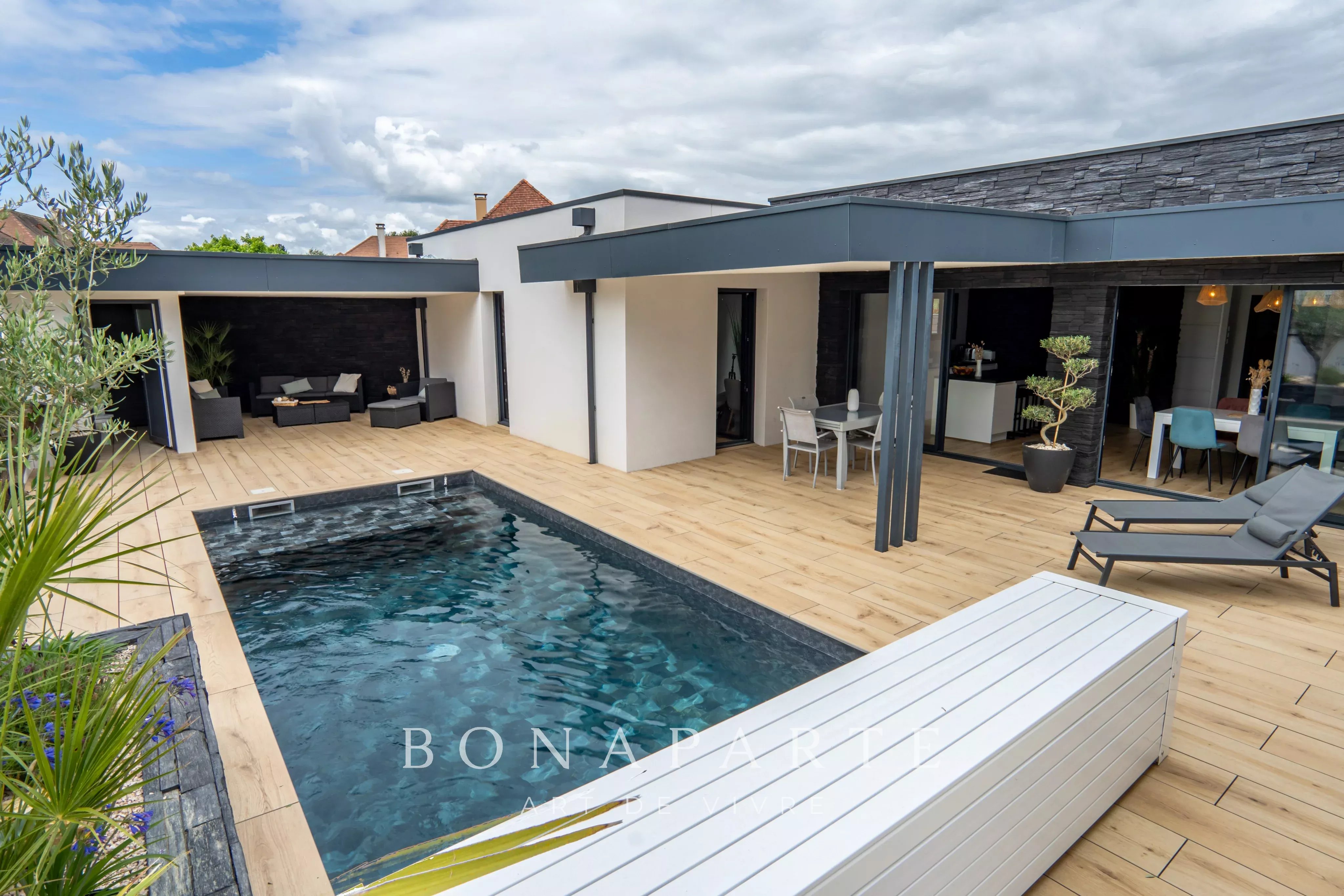 HAUTS DE LESCAR – MAISON CONTEMPORAINE DE PLAIN-PIED – 4 CHAMBRES – PISCINE