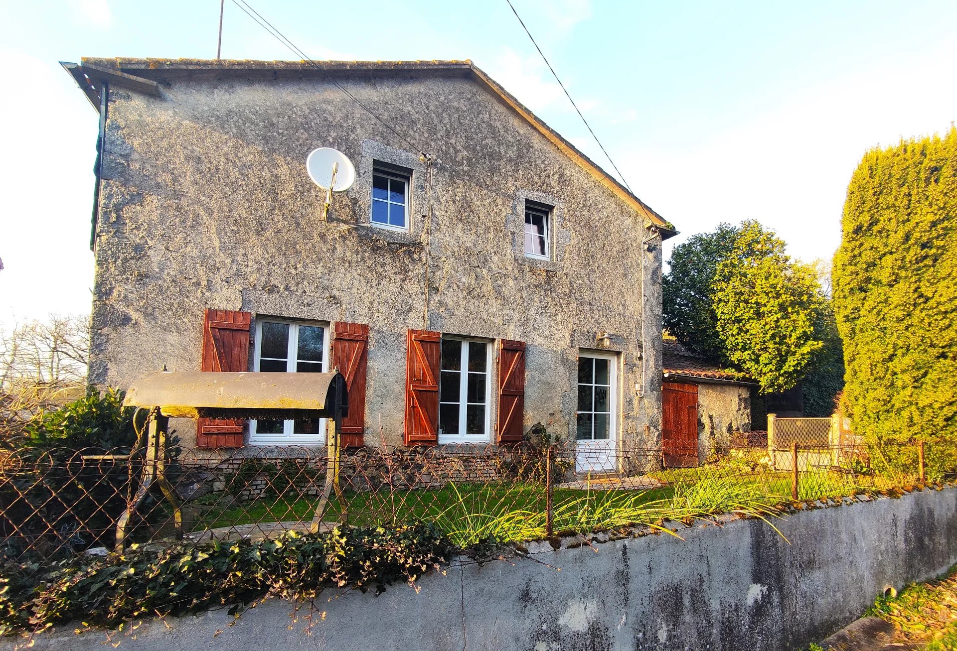 Detached hamlet property with large garden