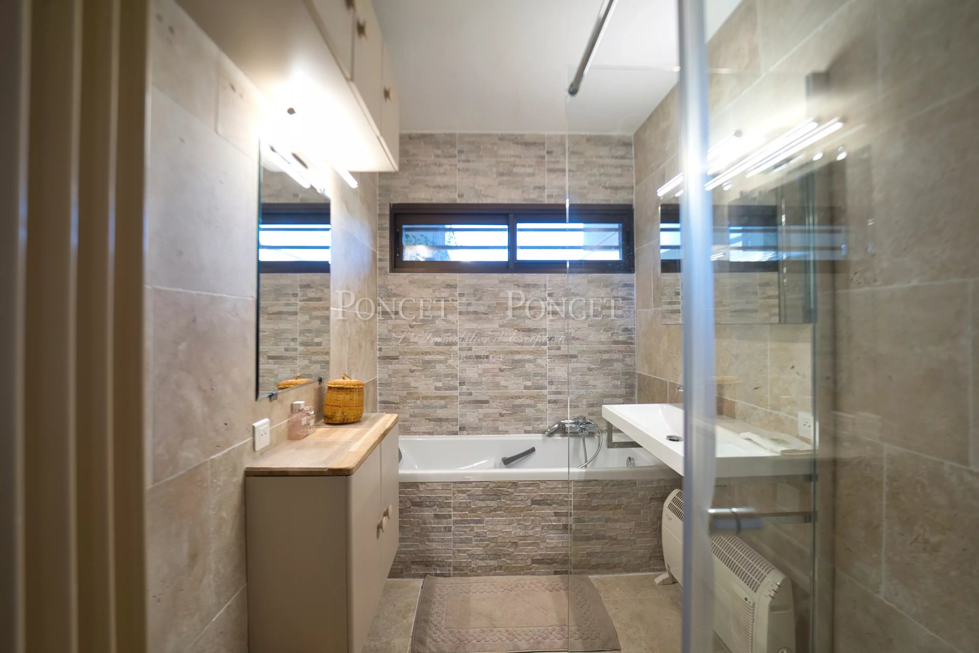 6 Bedroom Villa/Townhouse's Image 9