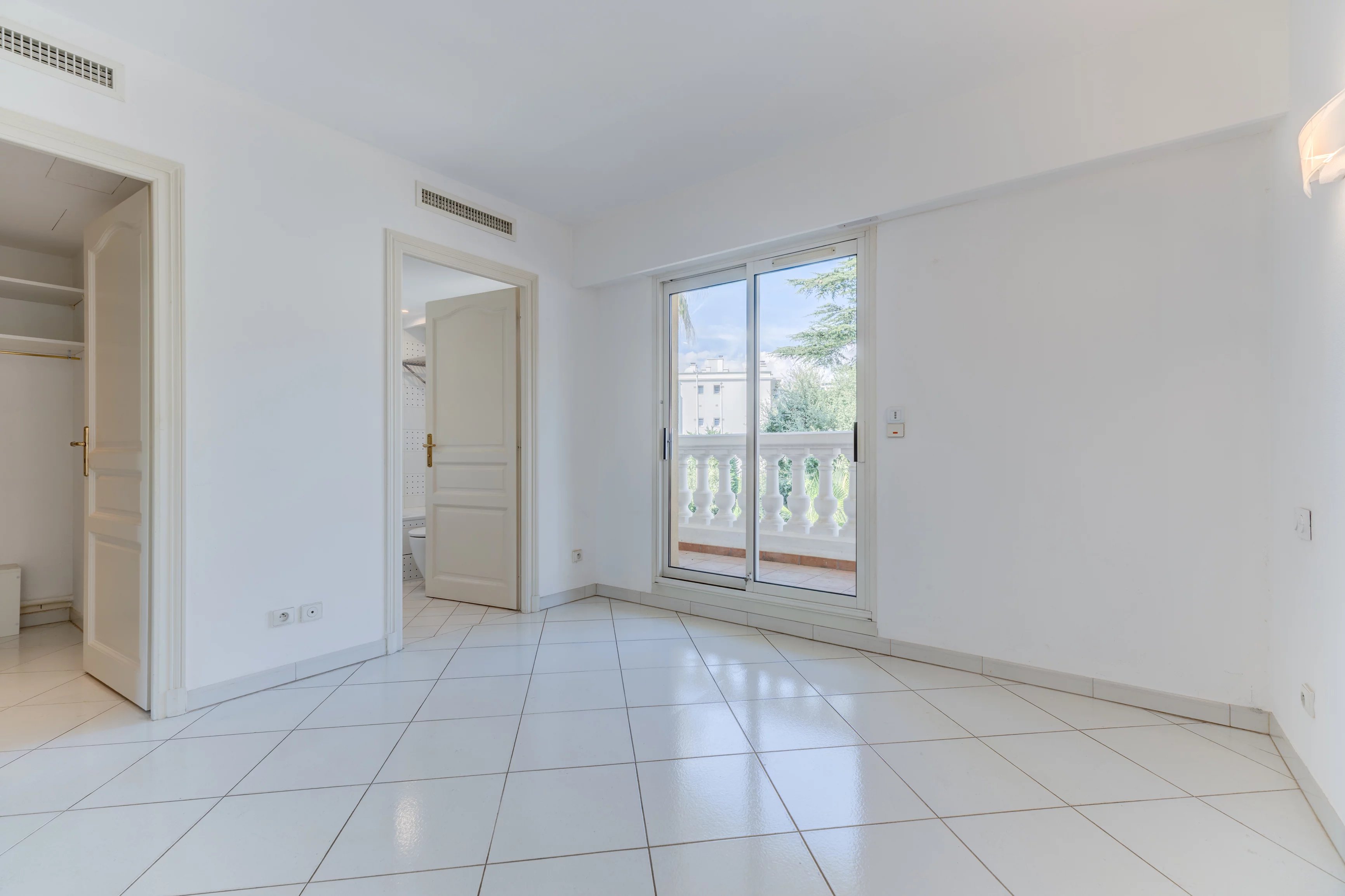 Image of Apartment - 2 Bedrooms - 1 Bathrooms for Sale in Alpes-Maritimes-Cannes-France, Image 8