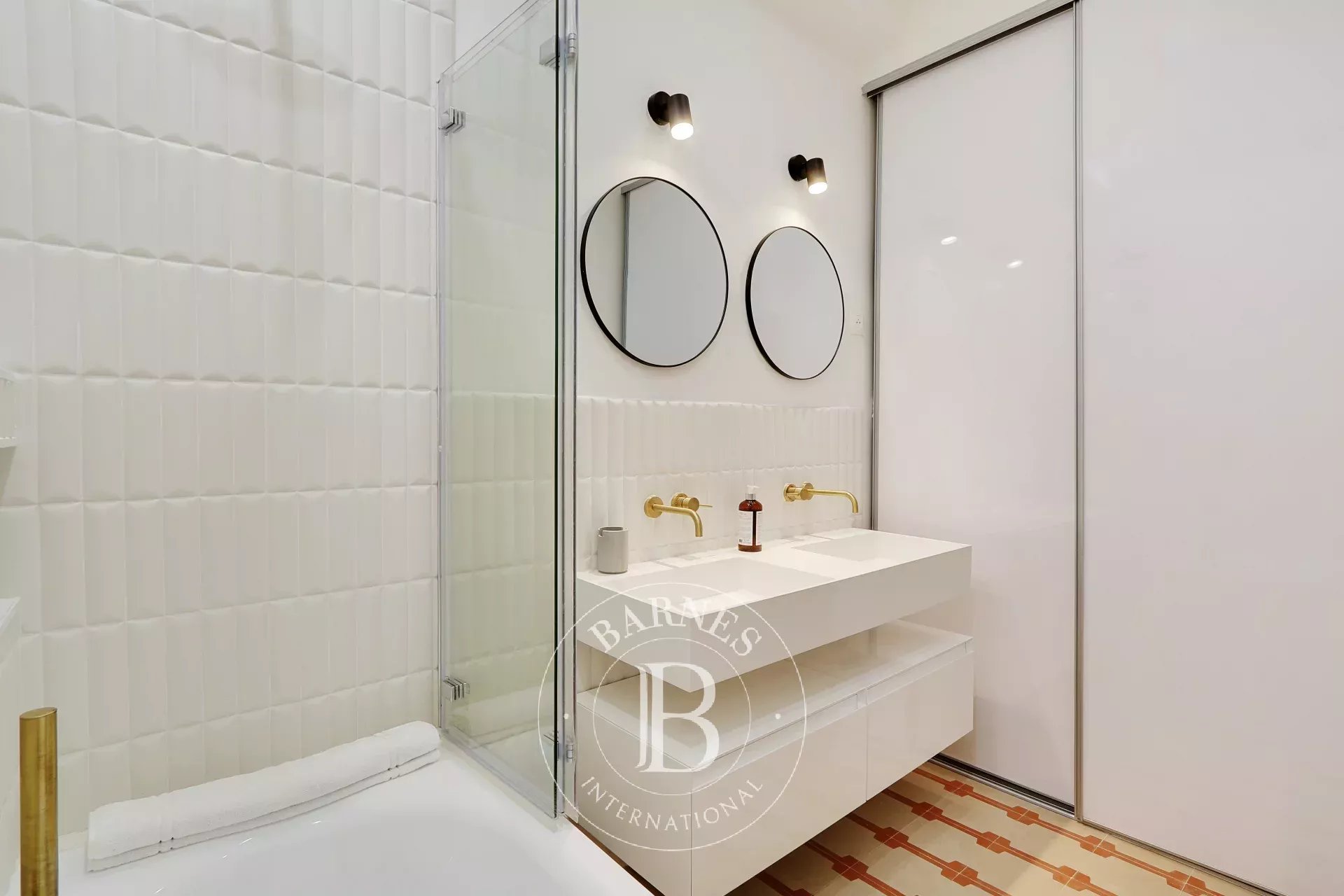 Paris 6 - Marché Saint-Germain - Fully renovated three-room apartment - Parquet, moldings, fireplace - View Saint-Sulpice - Haussmann building - picture 13