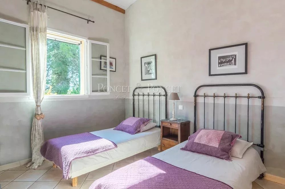 10 Bedroom Villa/Townhouse's Image 25