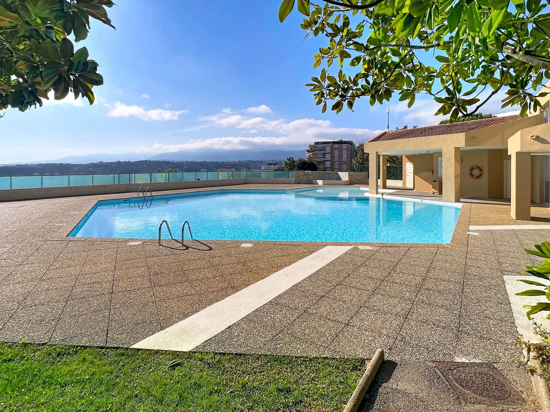 Superb 4-room apartment with panoramic sea view – Corniche Fleurie
