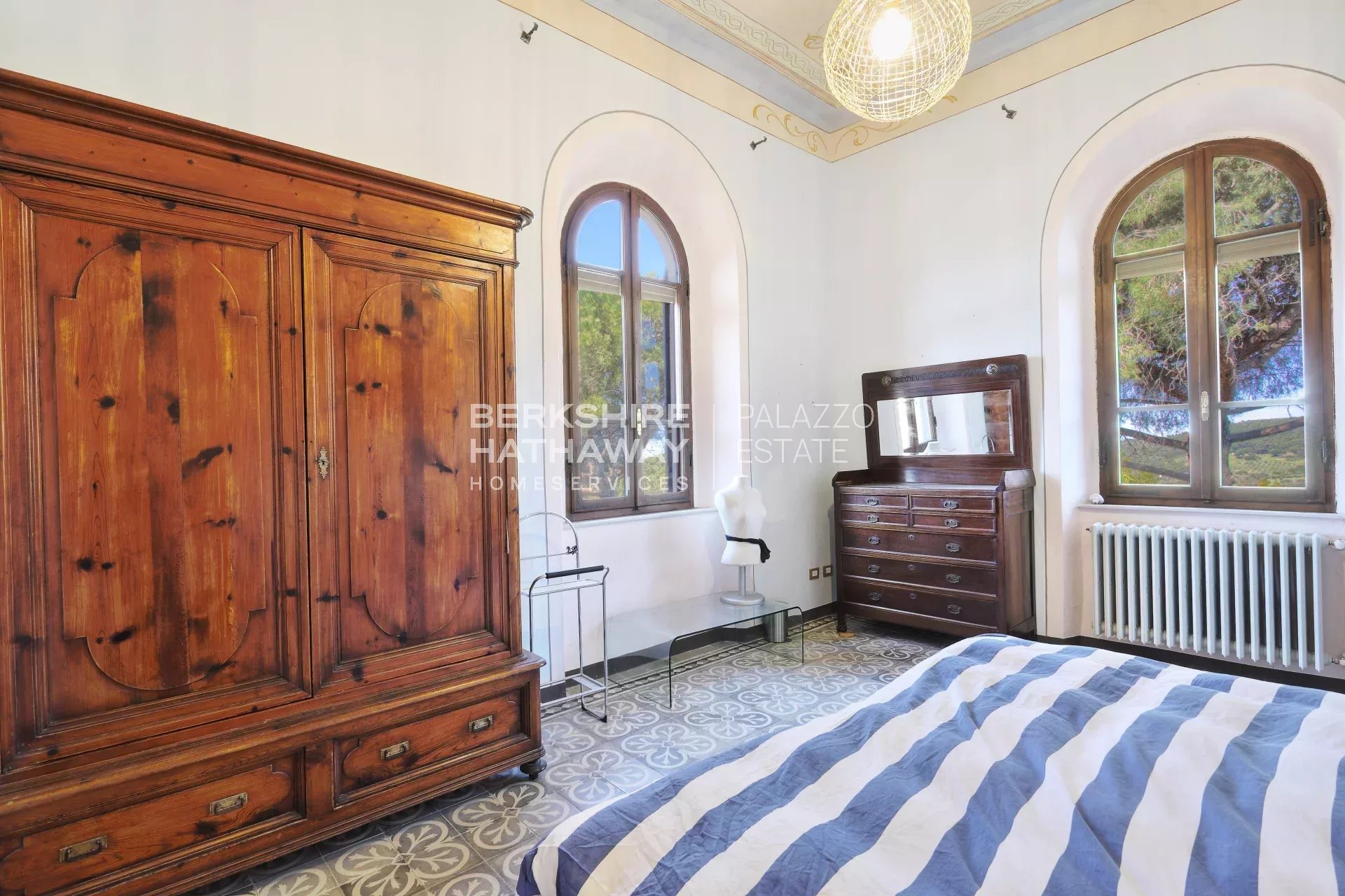 Elegante Villa d'Epoca con Vista Mare e Piscina a Riparbella