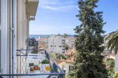 Fifth-floor Bourgeois Apartment For Sale in Cannes — photo 1 of 7