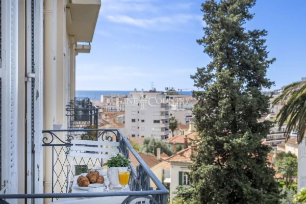 Fifth-floor Bourgeois Apartment For Sale in Cannes — photo 1
