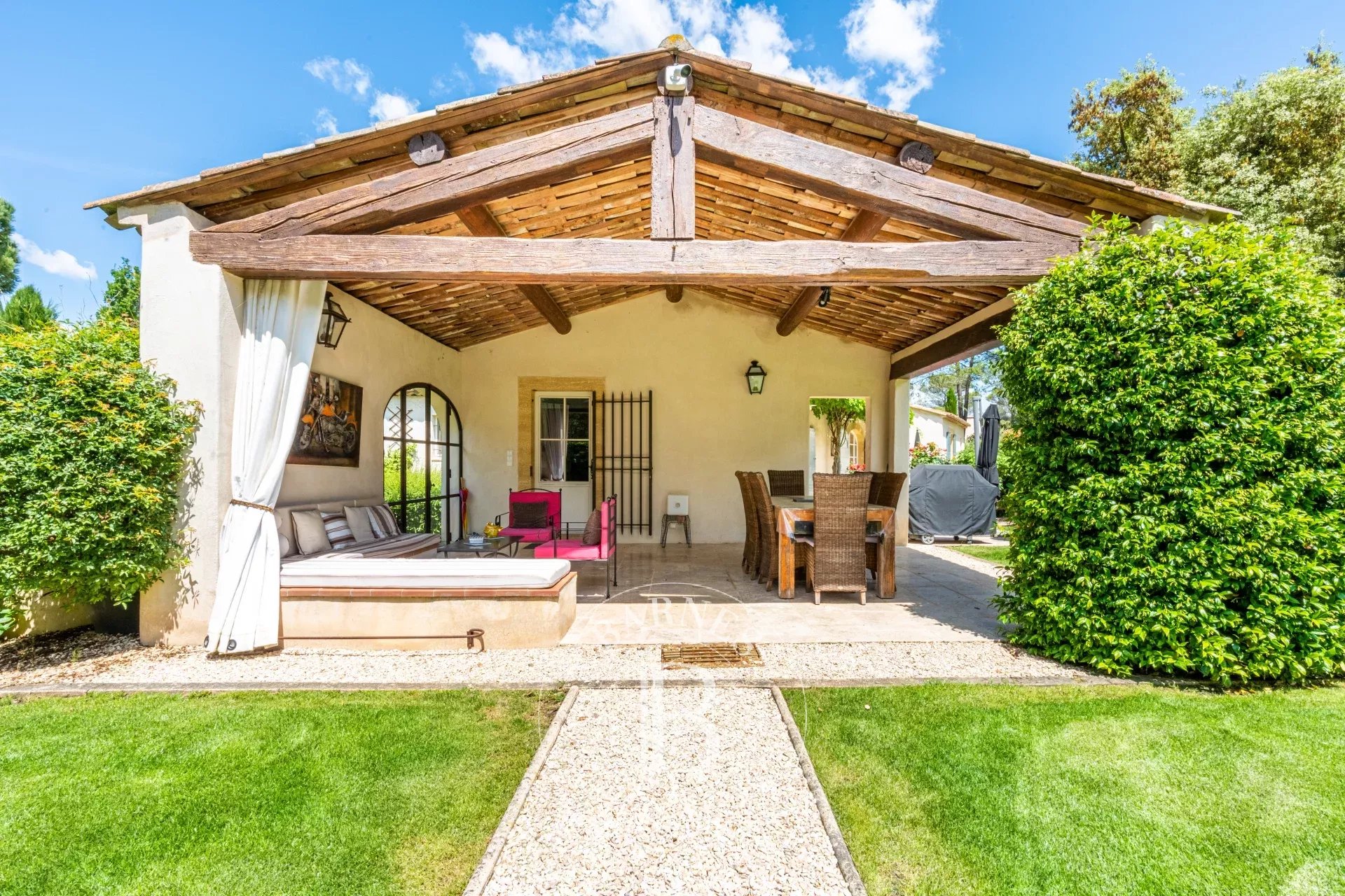 Close to Aix-en-Provence – Exceptional Bastide with Pool and 5 Bedrooms - picture 18