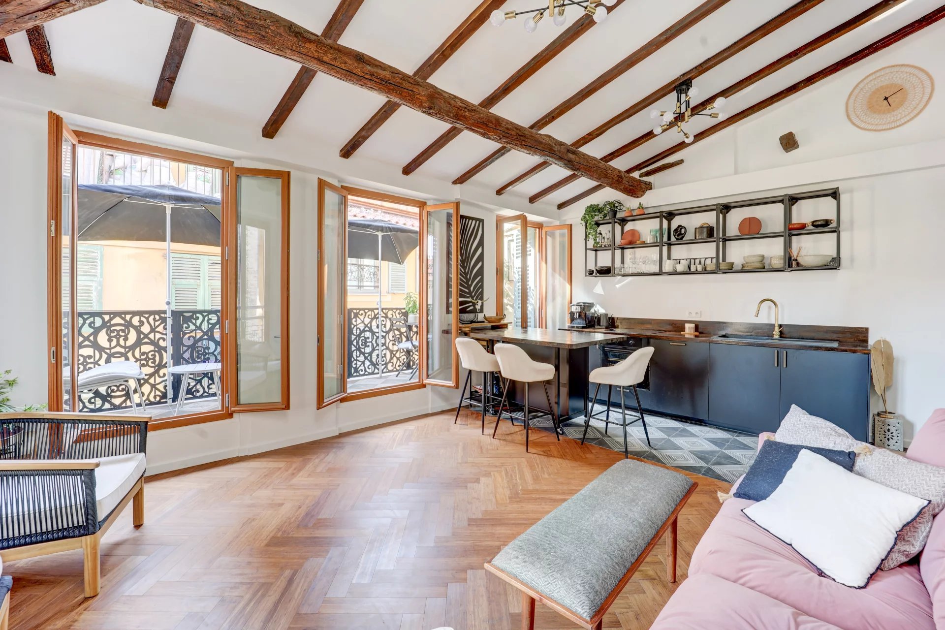 OLD NICE – Renovated 3-room apartment with balcony, bright and inviting