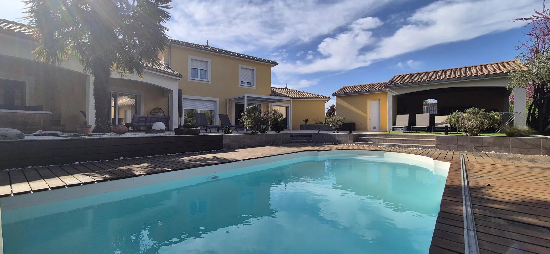 AN INVESTIMMO :EXCEPTIONNEL– SUPERBE CONTEMPORAINE AVEC PISCINE & VUE MONTAGNES