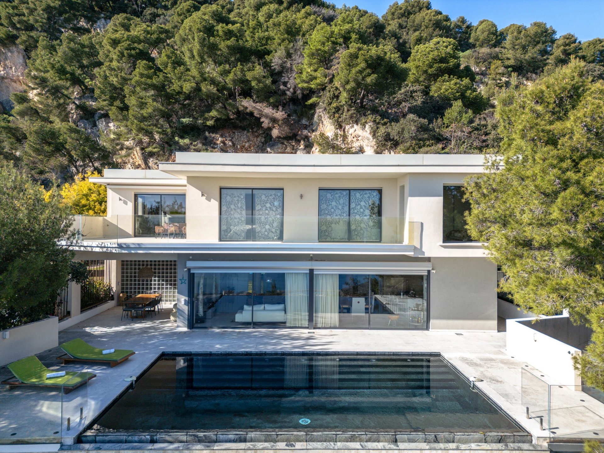 VILLEFRANCHE-SUR-MER | 4 BEDROOMS & 1 INDEPENDENT APARTMENT | 325m² | MODERN VILLA | PANORAMIC SEA VIEW