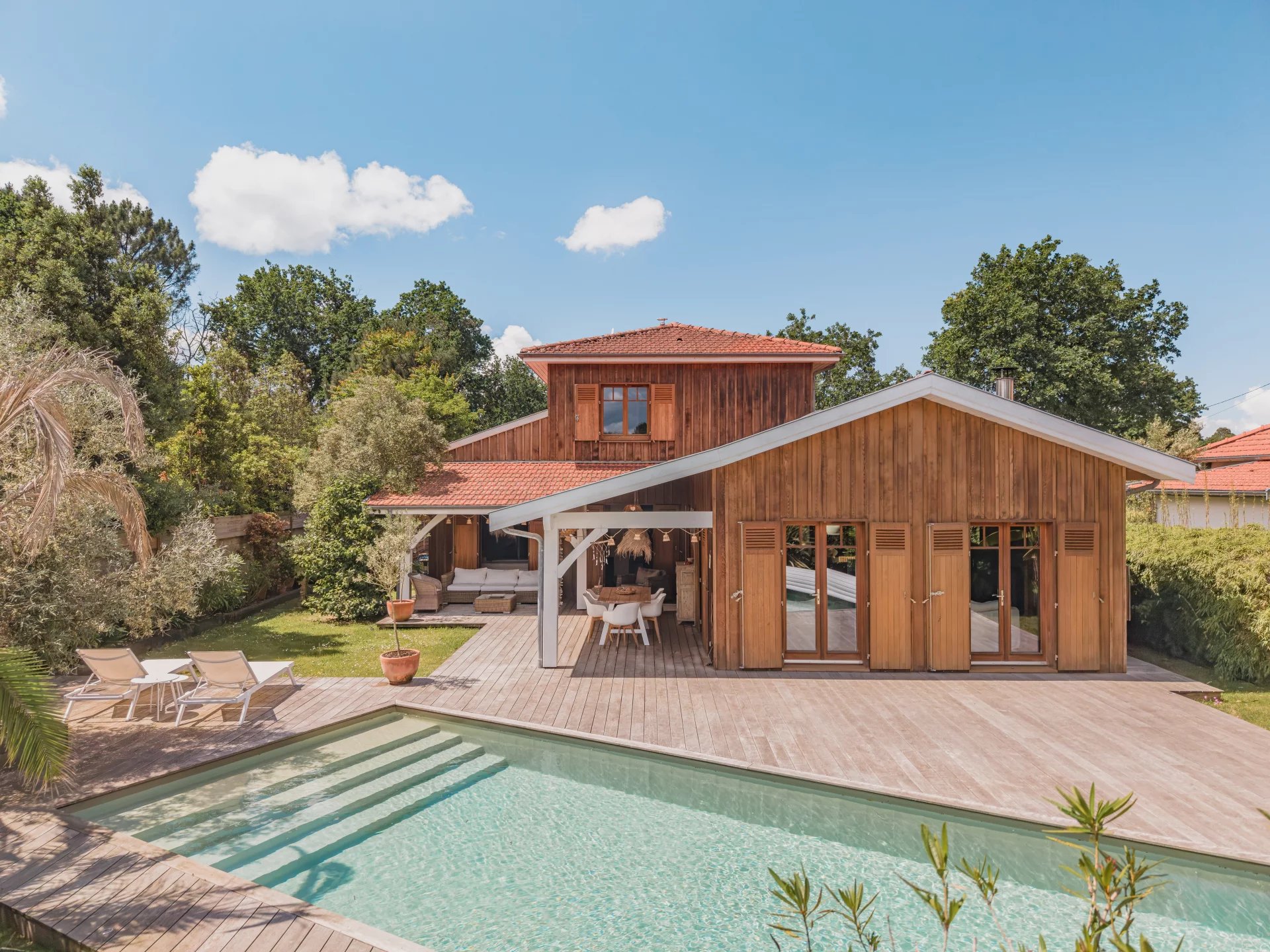 LA HUME NEIGHBOURHOOD - 7-BEDROOM VILLA WITH OUTBUILDING AND SWIMMING POOL