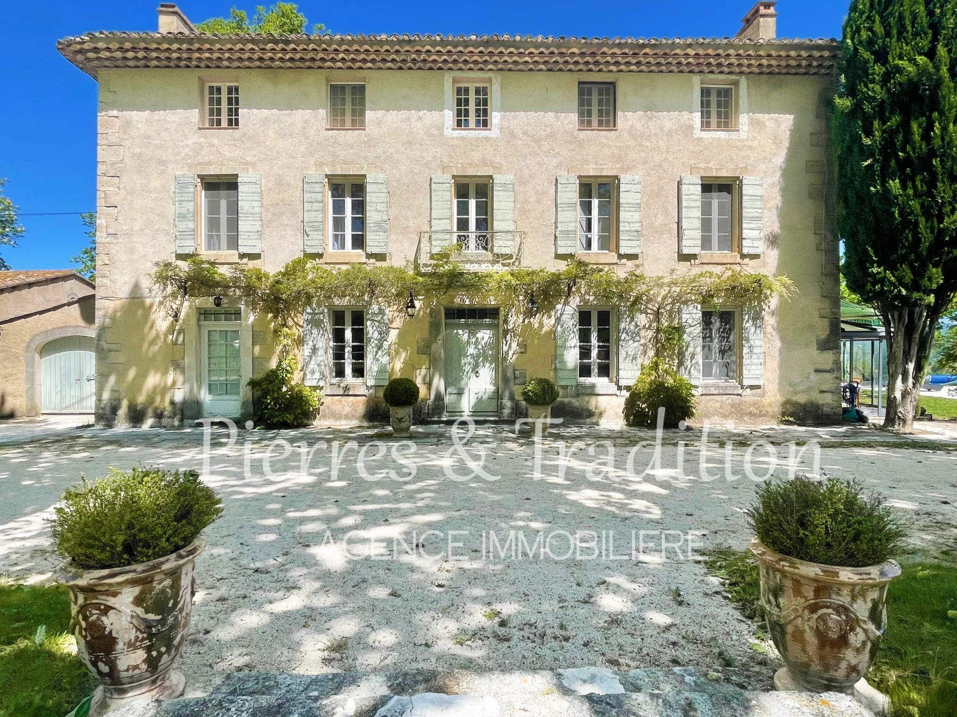 Magnifique propriété de caractère au pied du Luberon avec piscine, bassin et vue panoramique