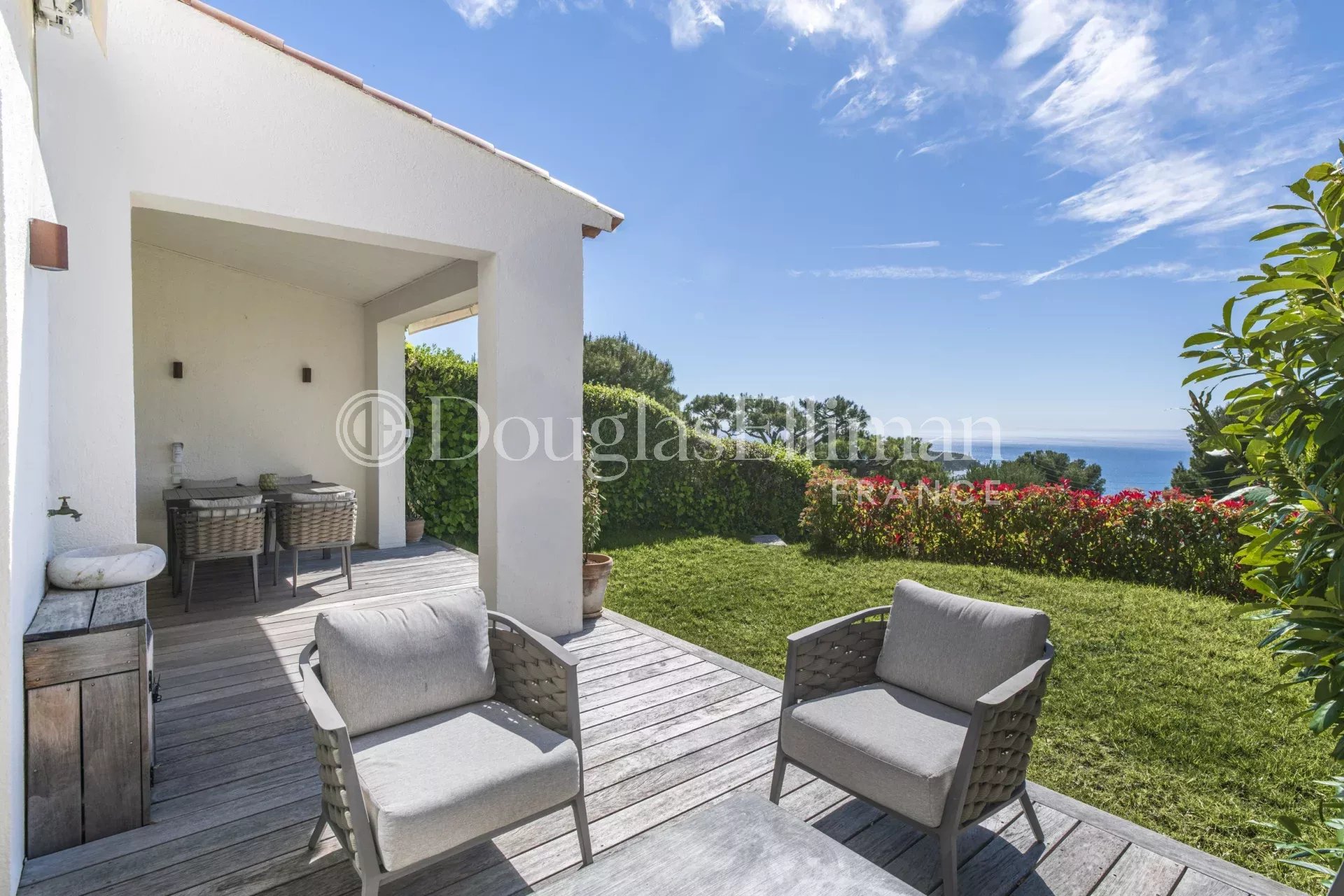 VILLEFRANCHE-SUR-MER – Stunning duplex with sea view