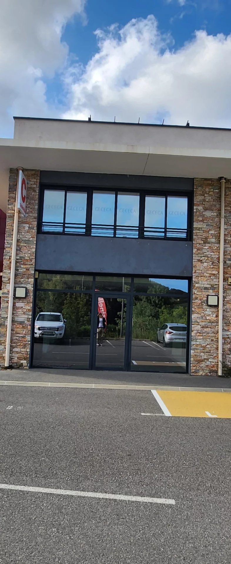 Local commercial avec 3 stationnements
