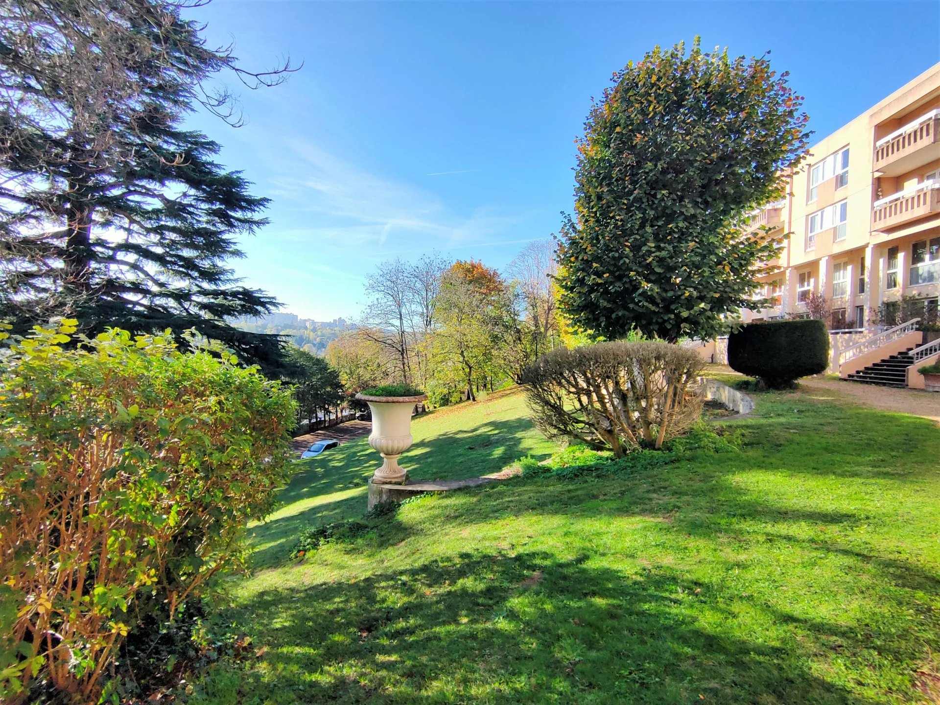 Agence immobilière de PARIS - LONDON - PAROS