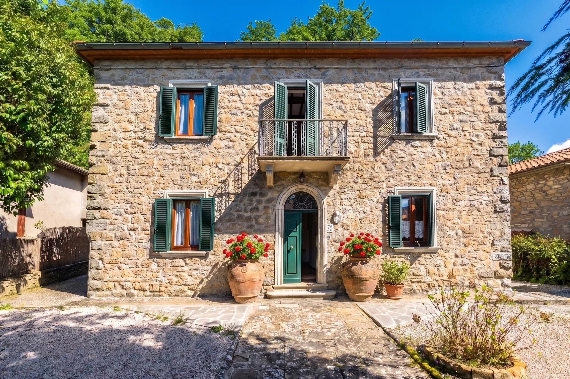  GRAZIOSA CASA IN PIETRA CON GIARDINO IN VENDITA A CHIUSI DELLA VERNA, TOSCANA