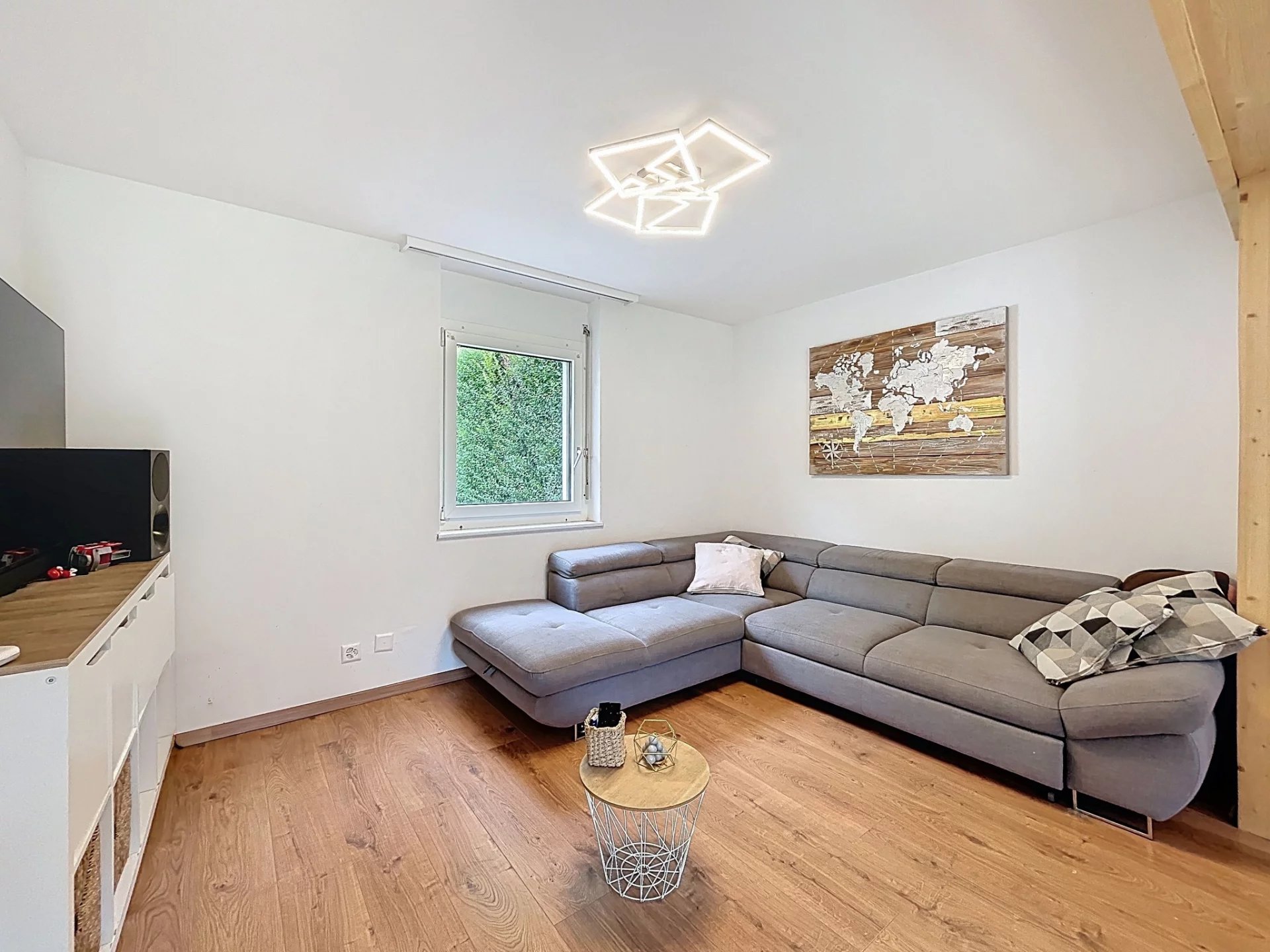 Charmante villa contiguë avec grand jardin