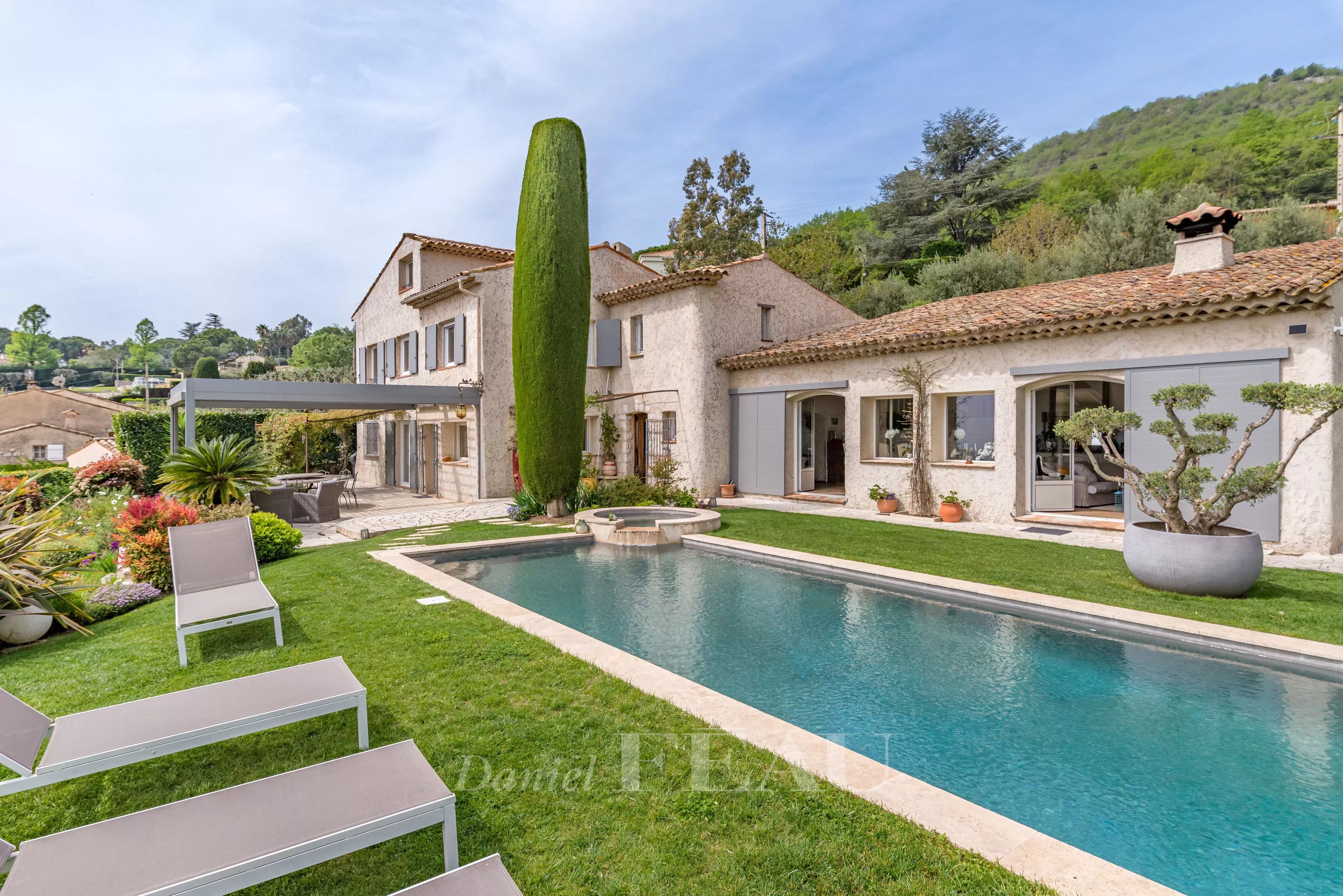 Vence – A superb property enjoying a sea view