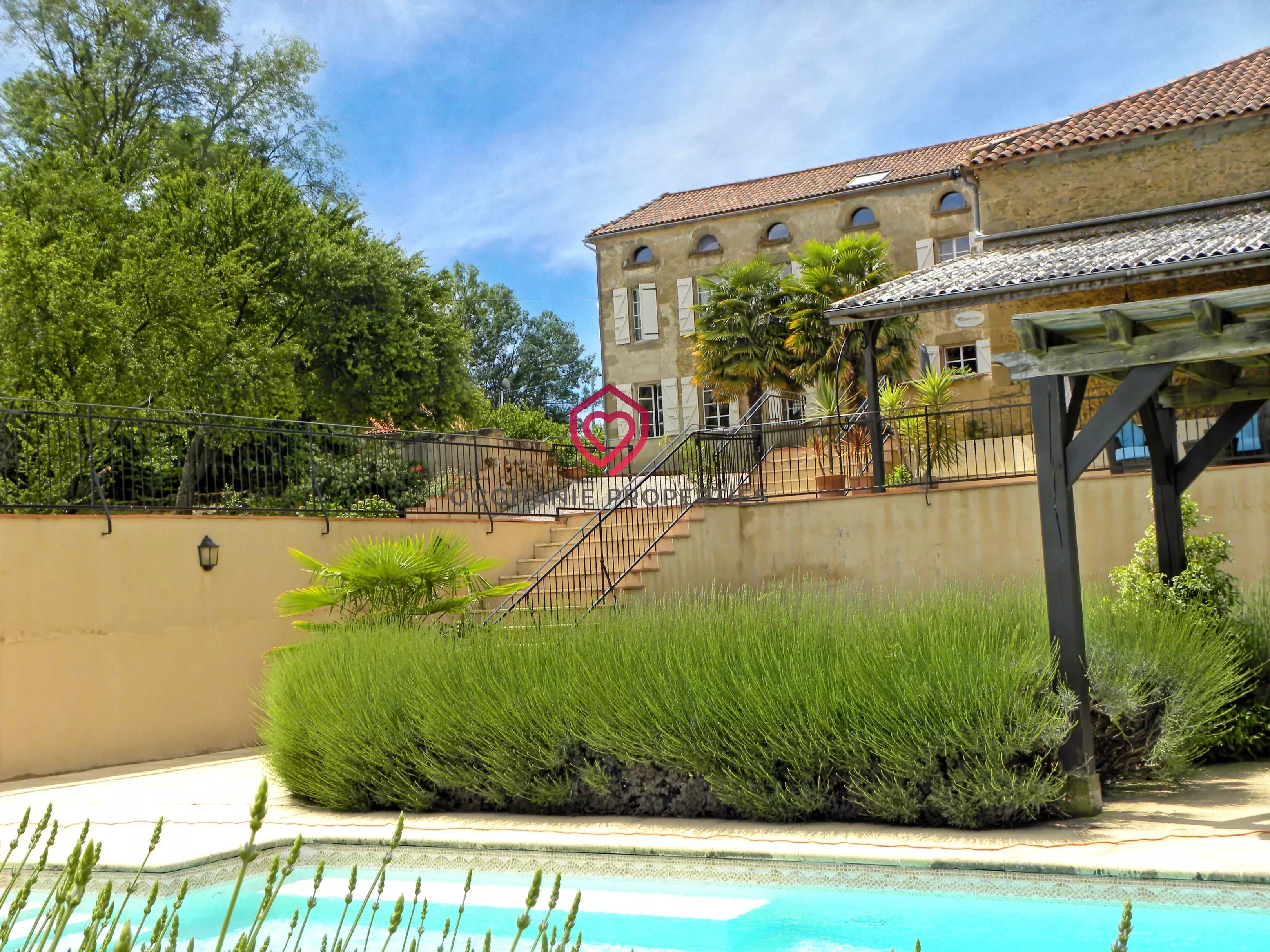 Manoir de luxe avec vue sur la montagne et le paysage panoramique, piscine, et potentiel chambres d'hôtes