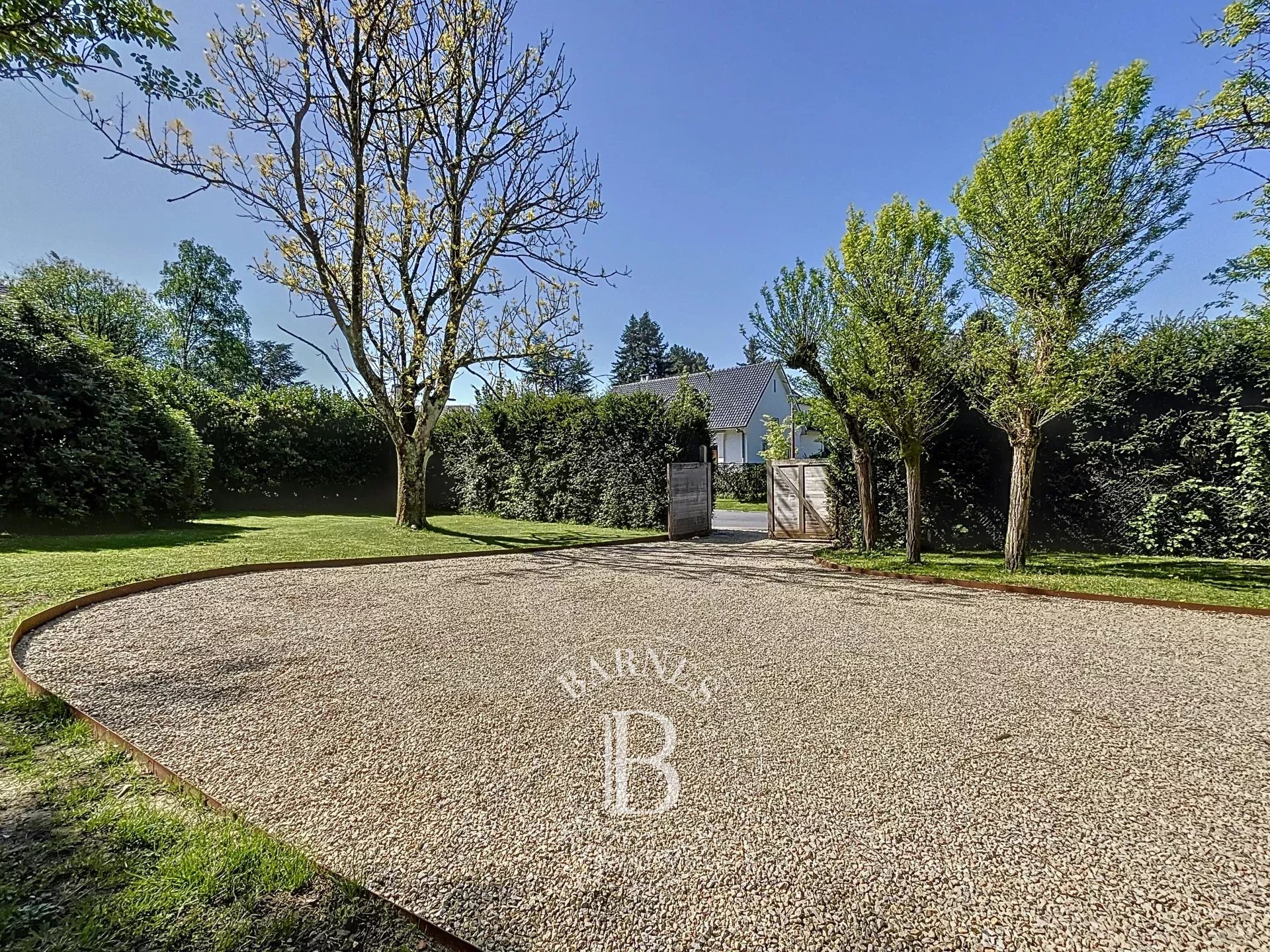 Barbizon - Charming concierge with independent entrance