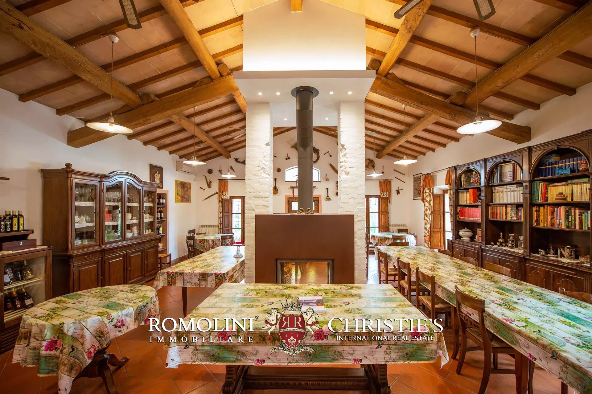 VILLA CON PISCINA E VIGNETO IN VENDITA A SIENA, TOSCANA
