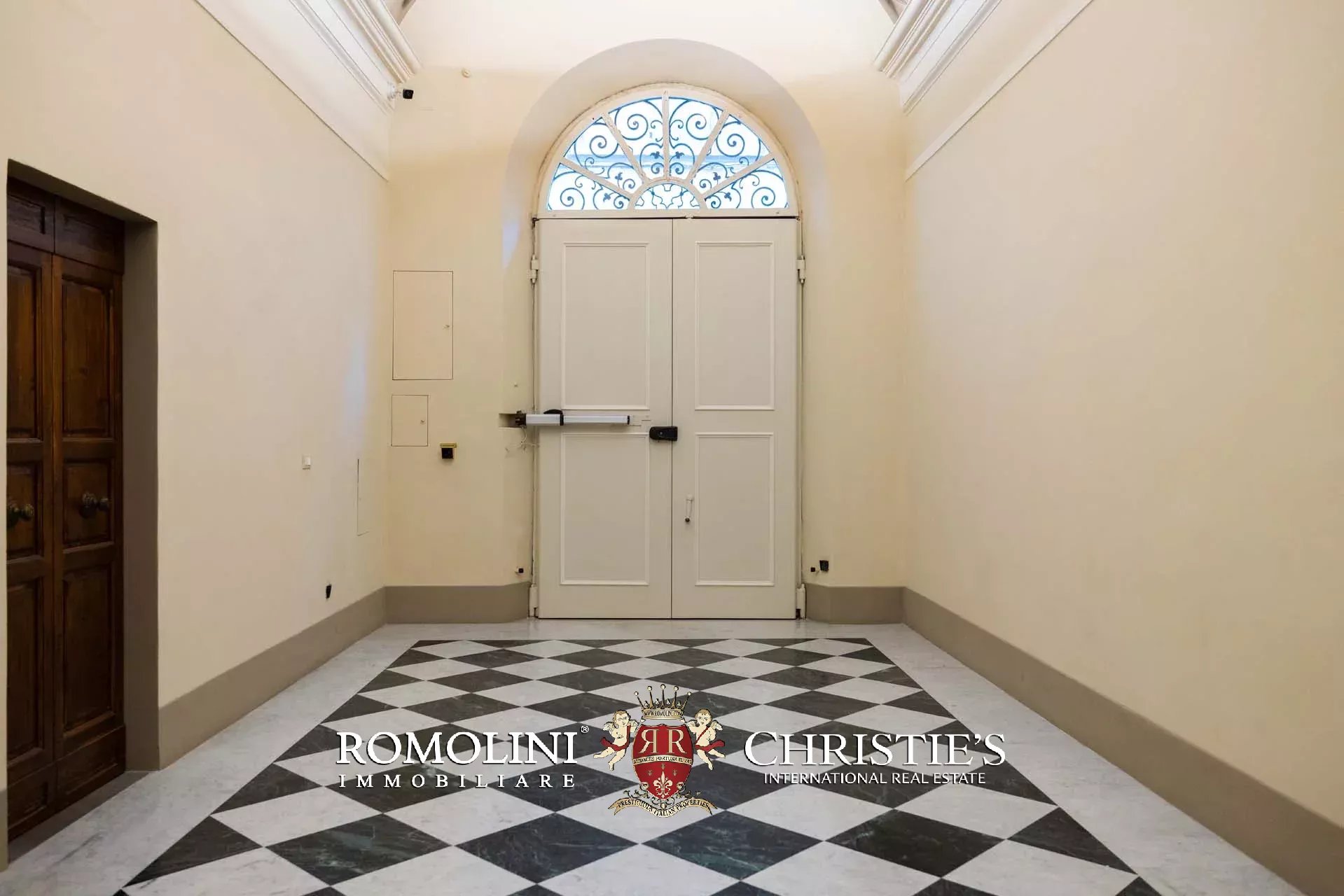 PRACHTVOLLER RESTAURIERTER PALAZZO MIT BLICK AUF DAS HISTORISCHE ZENTRUM VON FLORENZ ZU VERKAUFEN