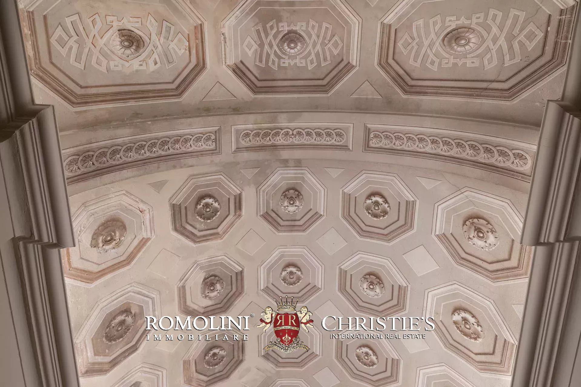 PRACHTVOLLER RESTAURIERTER PALAZZO MIT BLICK AUF DAS HISTORISCHE ZENTRUM VON FLORENZ ZU VERKAUFEN