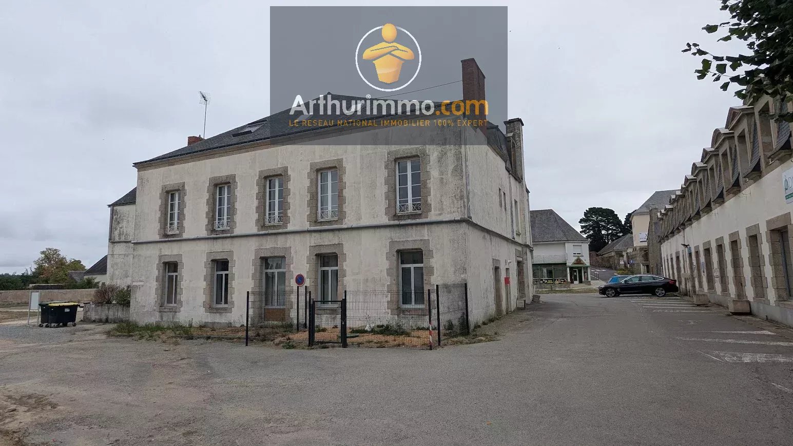 JOSSELIN BATIMENT AVEC TERRAIN 2 200 M²