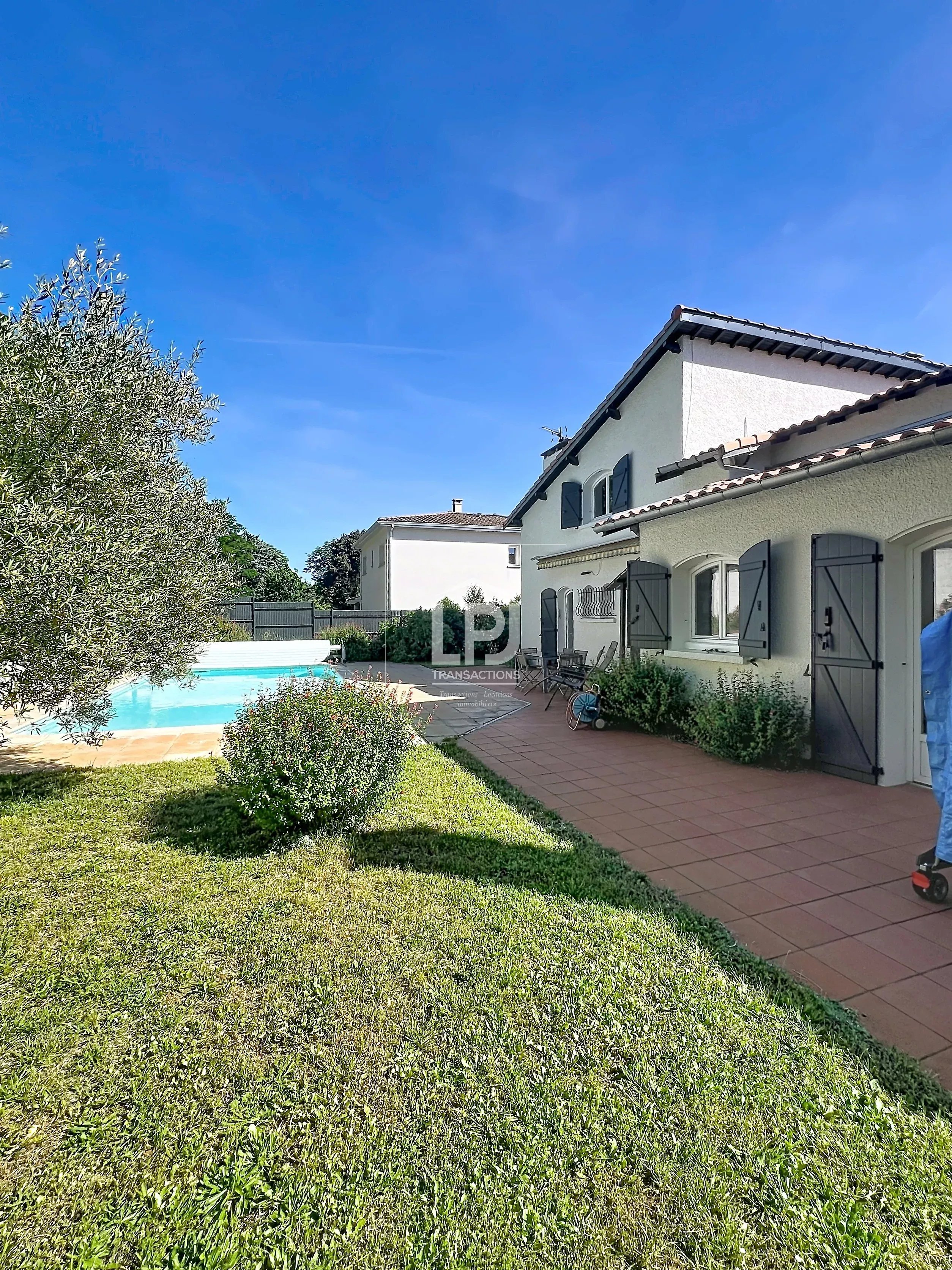 Rare maison familiale individuelle – T7 de 197 m² sur une parcelle de 631 m² avec piscine et garages, dans un cadre résidentiel privilégié