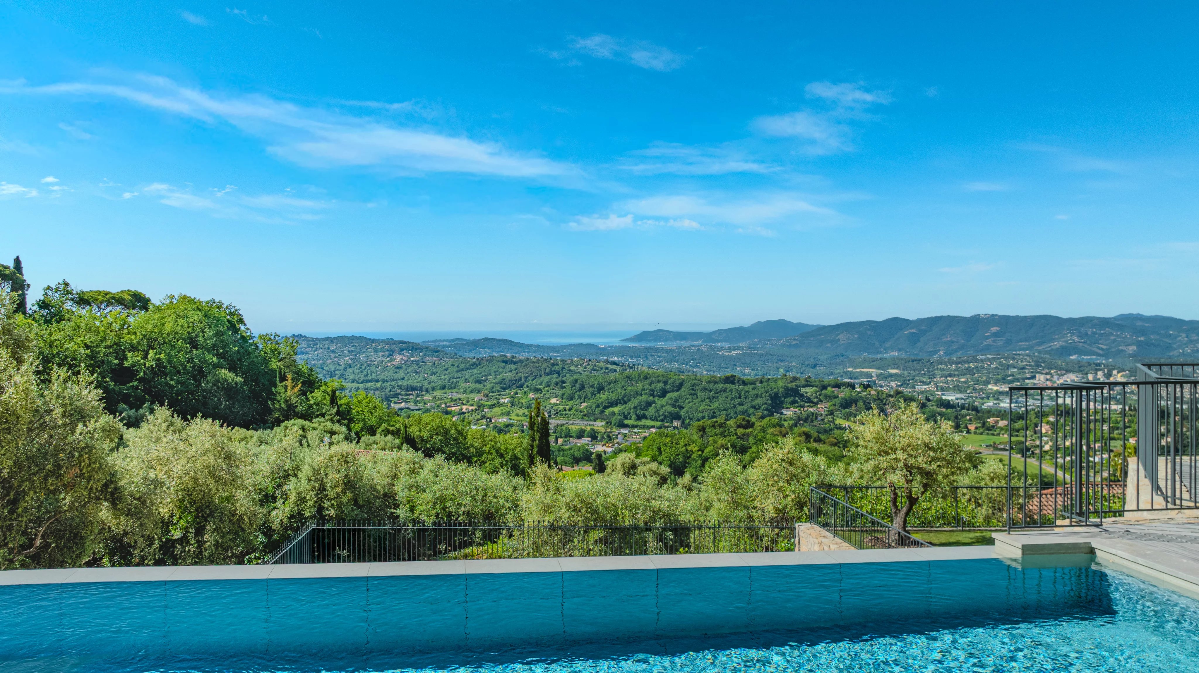 Charming Property with Panoramic Views over the Hills and the Sea