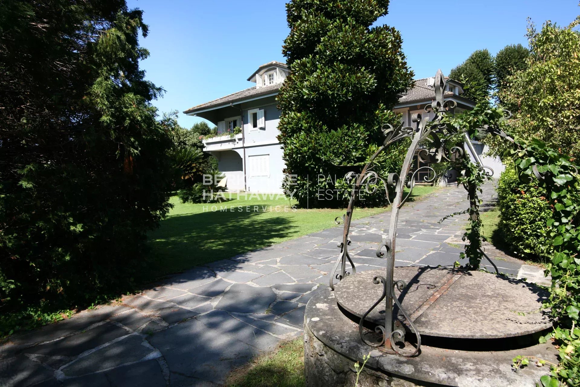 Magnificent detached villa with a large garden, minutes from the sea and Pietrasanta