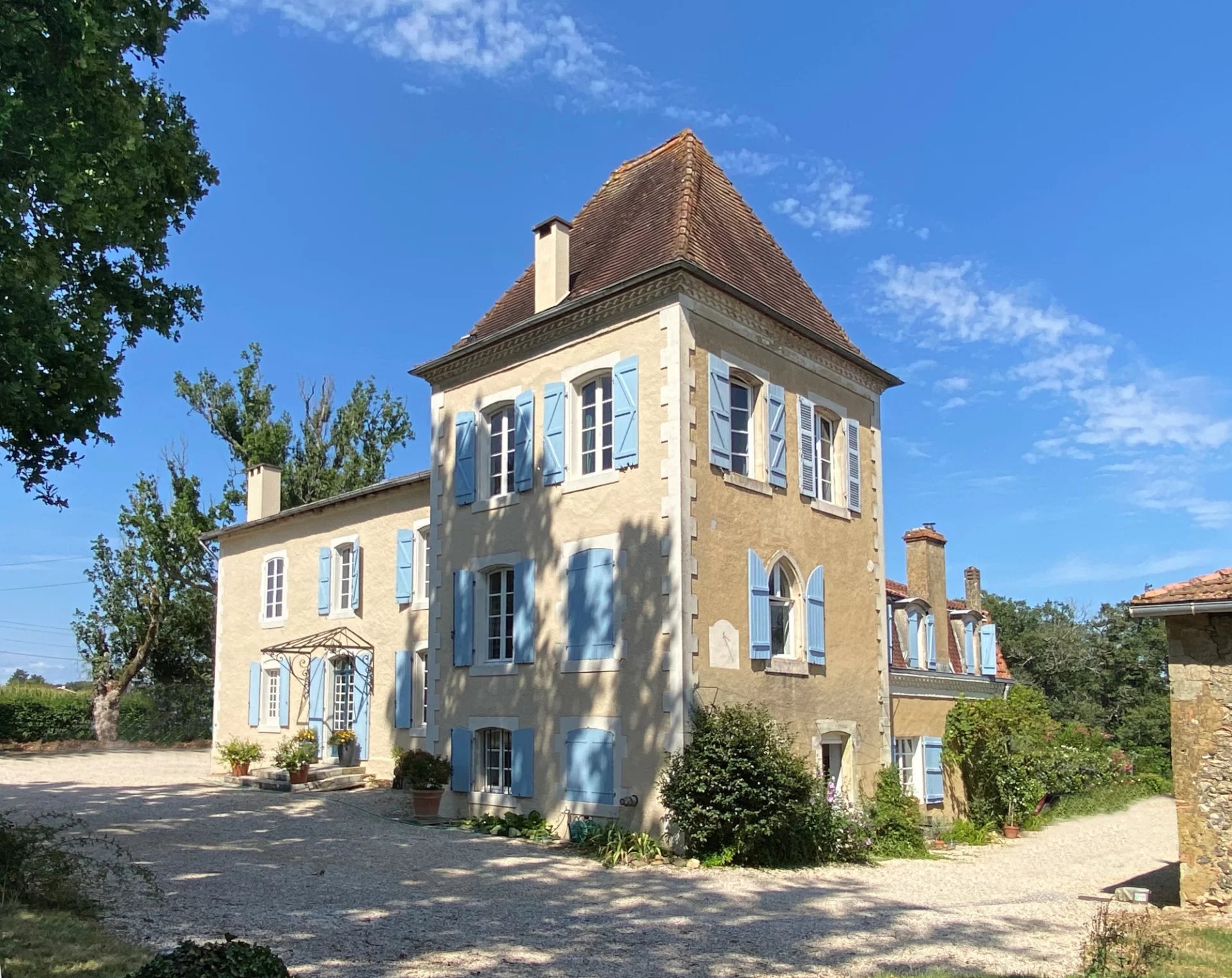 Château de la fin du XVIIe siècle avec belles dépendances niché au sein de 3 hectares de bois et prairie